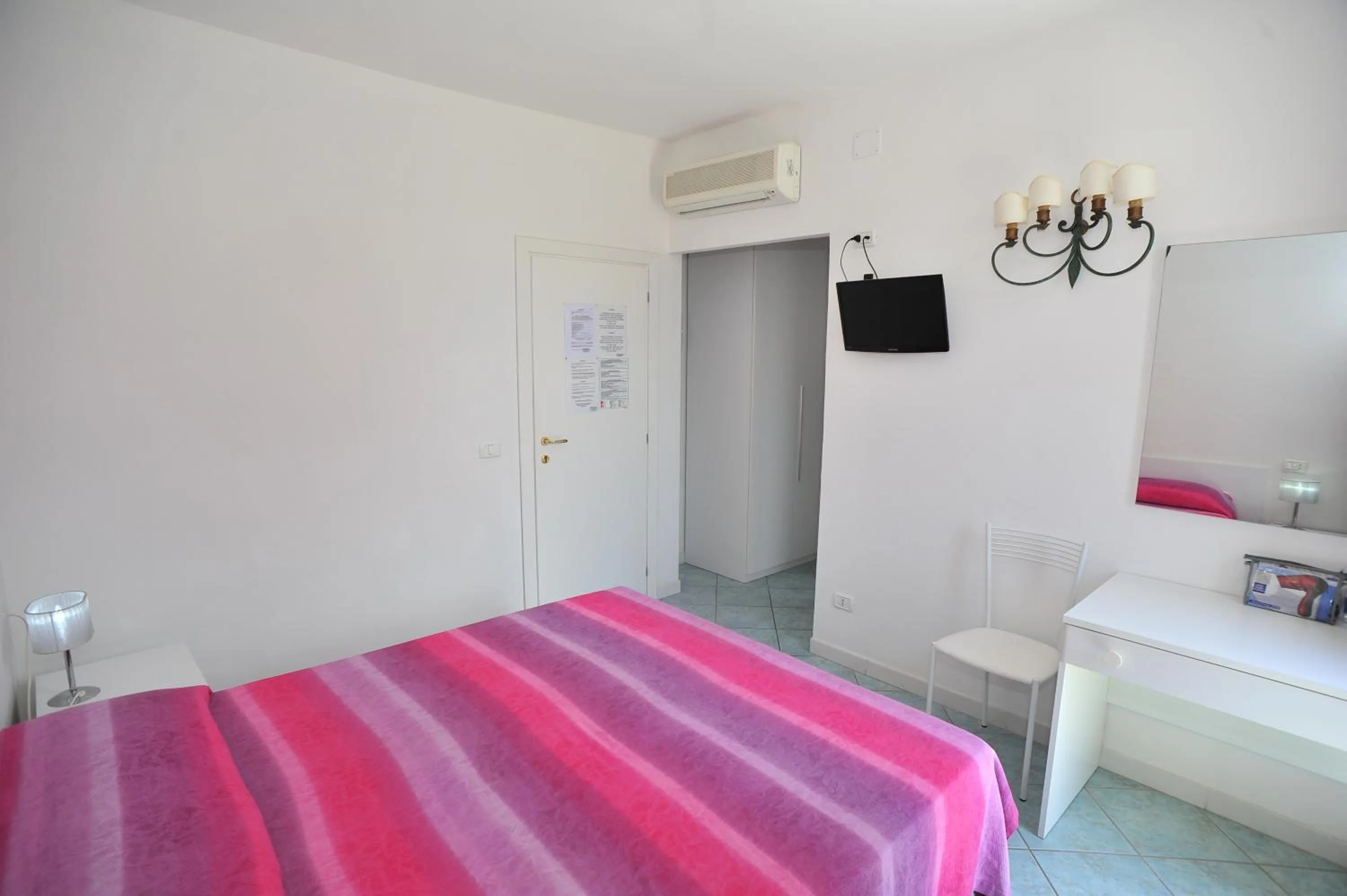 Bedroom, Bed in Albergo Dei 10 Colori