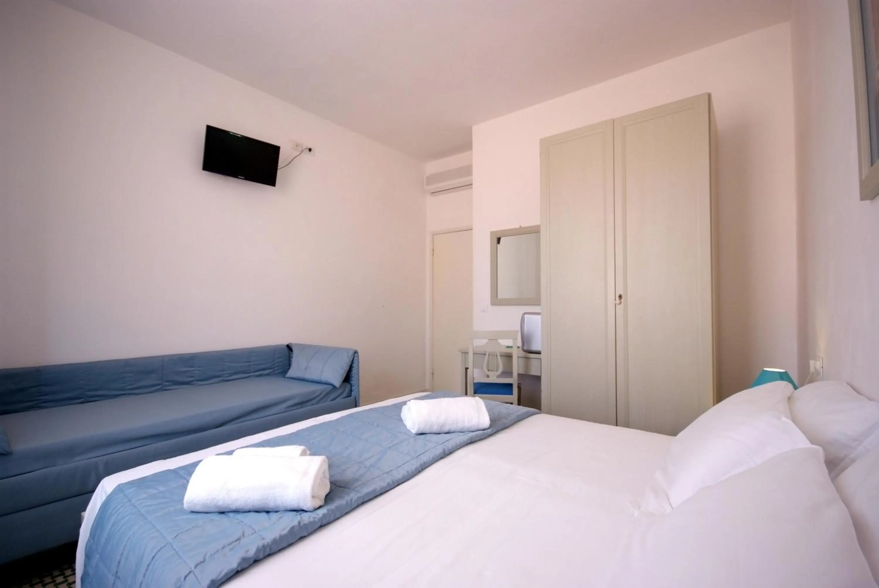 Photo of the whole room, Bed in Albergo Dei 10 Colori