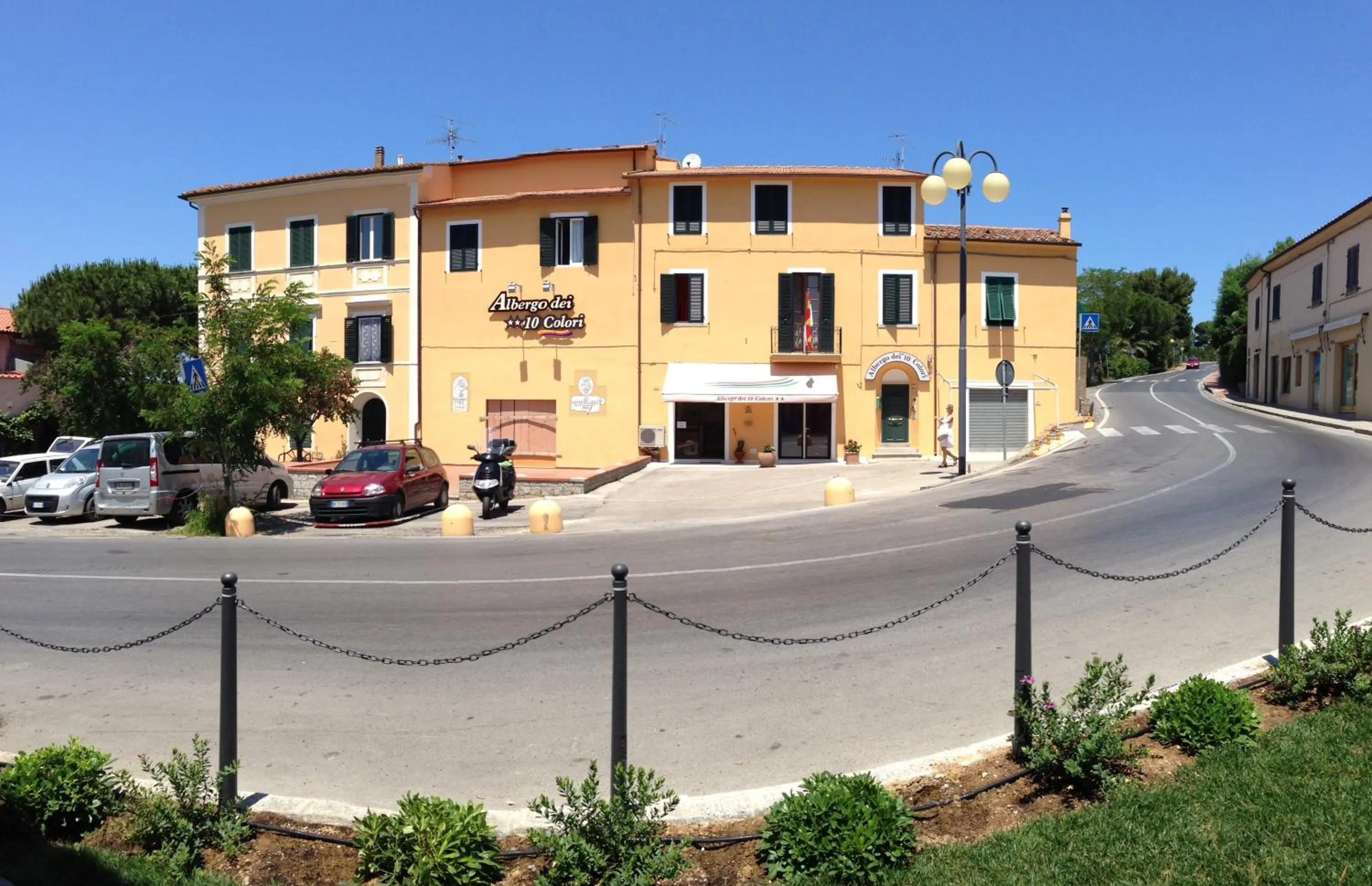 Property building in Albergo Dei 10 Colori