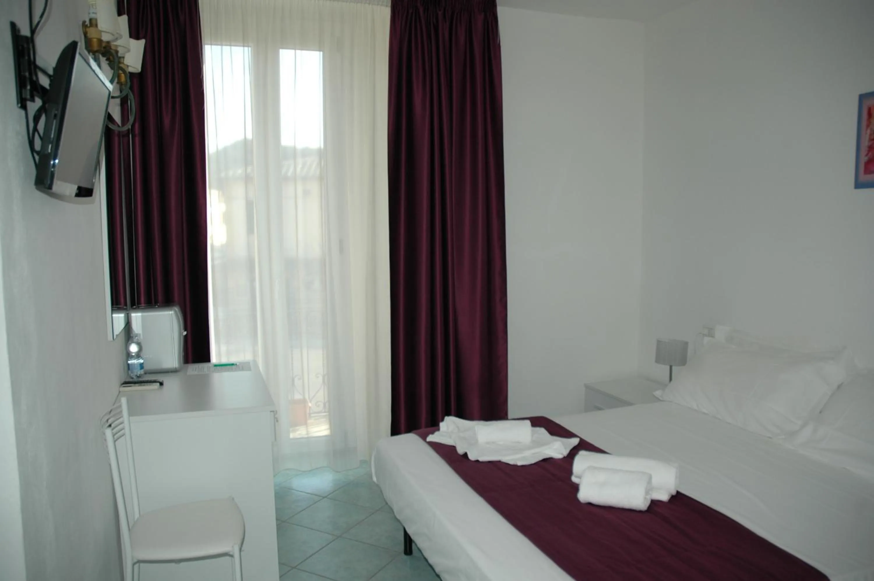 Bedroom, Bed in Albergo Dei 10 Colori