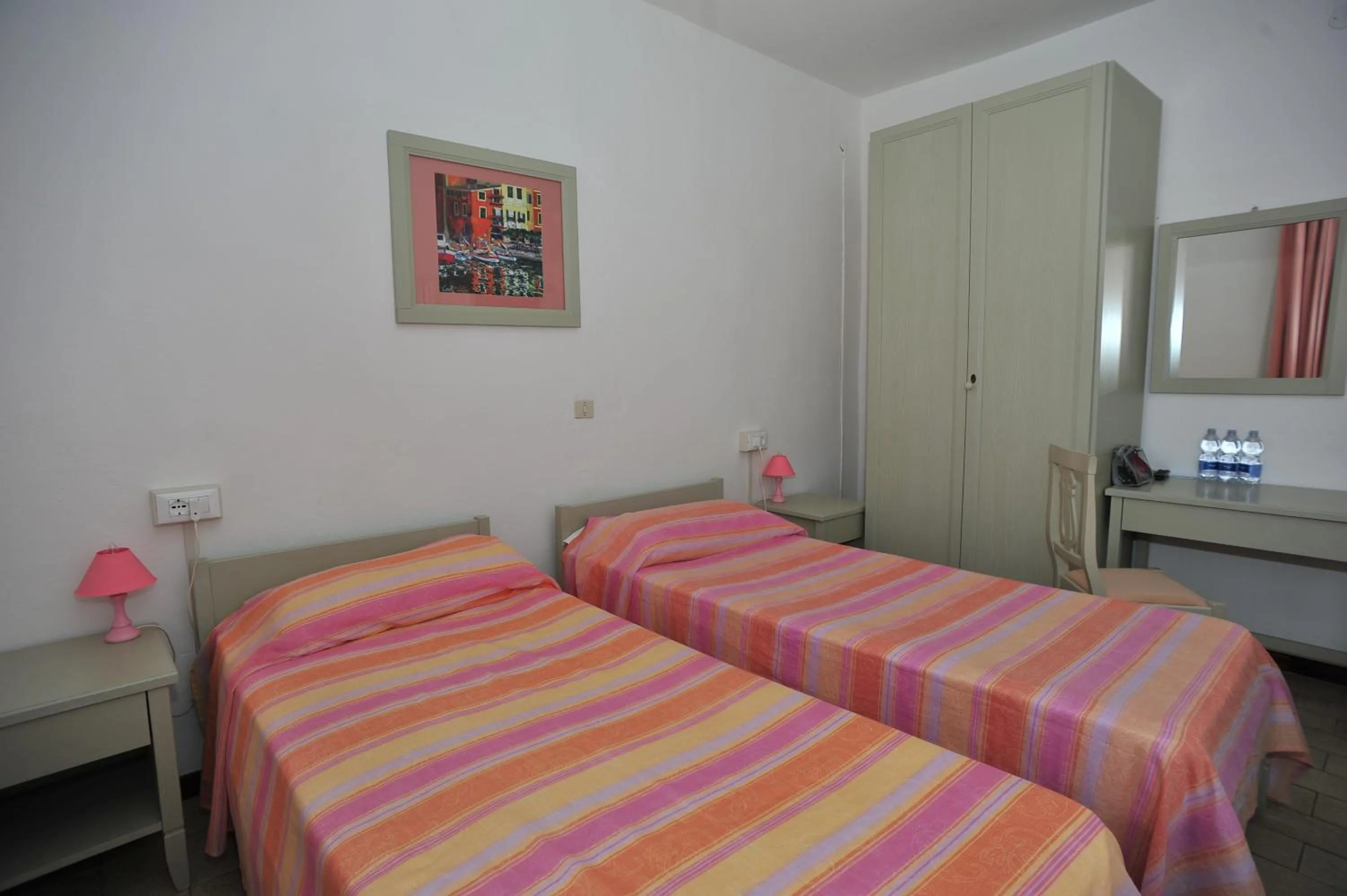 Photo of the whole room, Bed in Albergo Dei 10 Colori