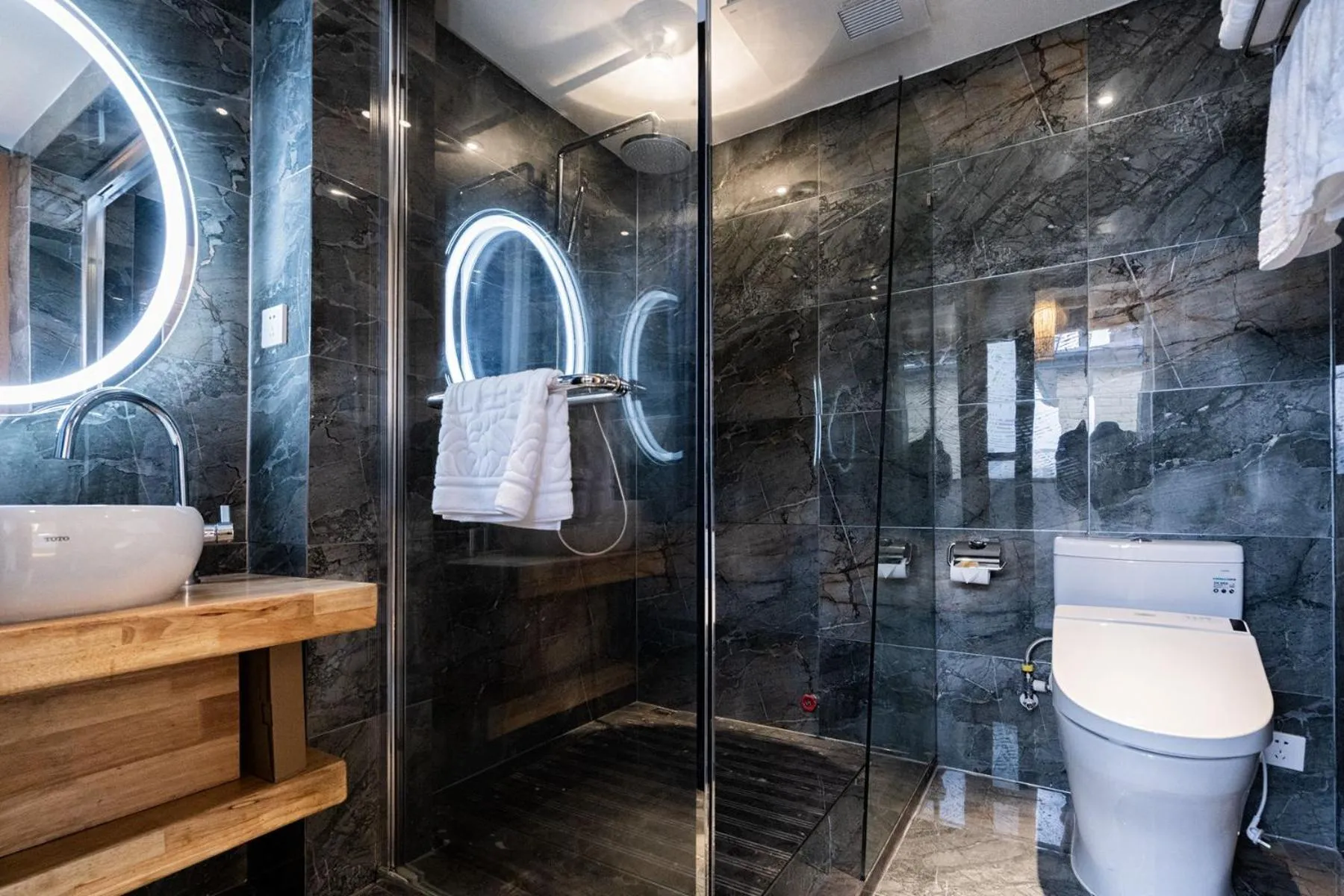Shower in Zhangjiajie Su Xin Resort Near Tianmen Shan & Hehua airport-Free pick up