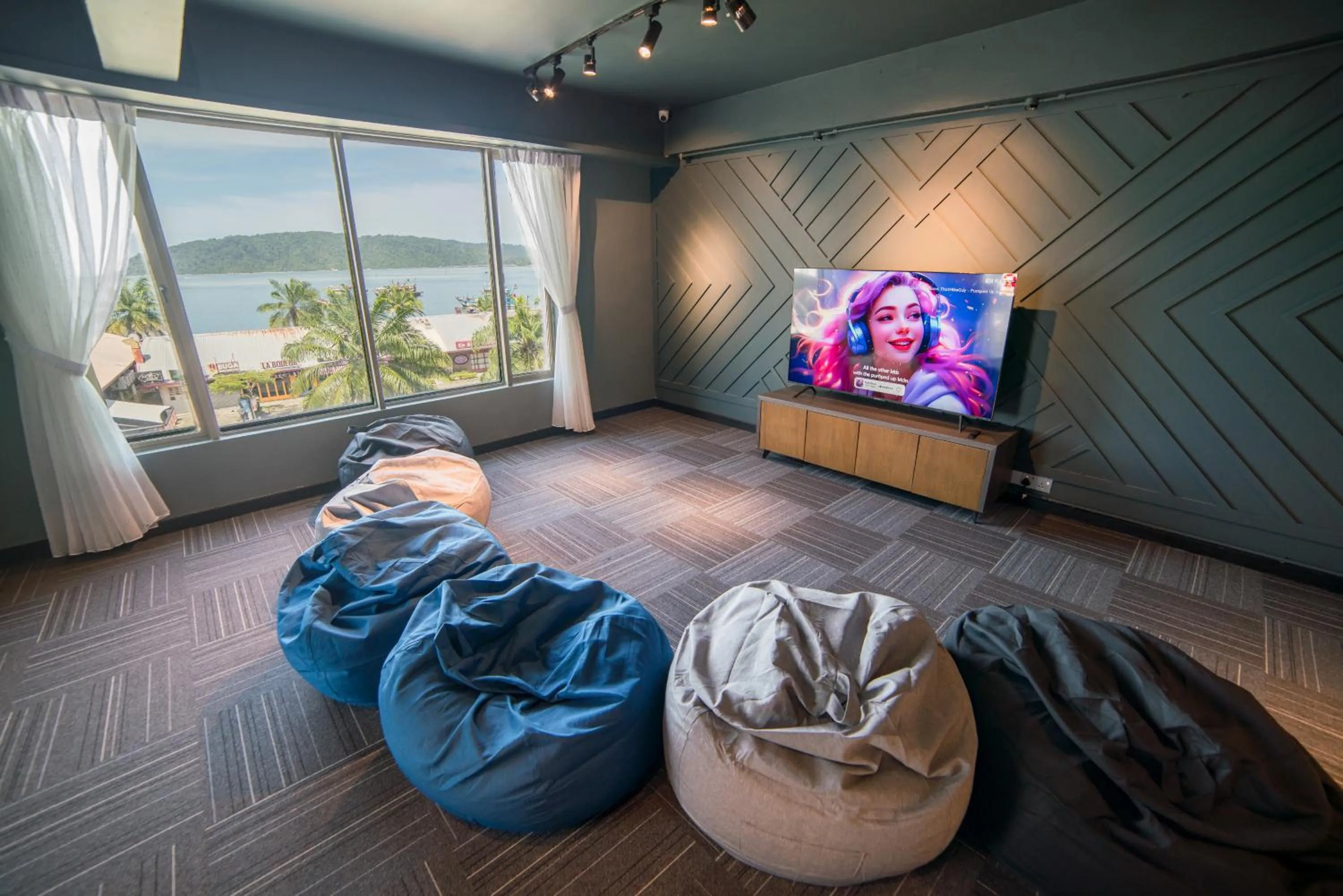 Homy Seafront Hostel