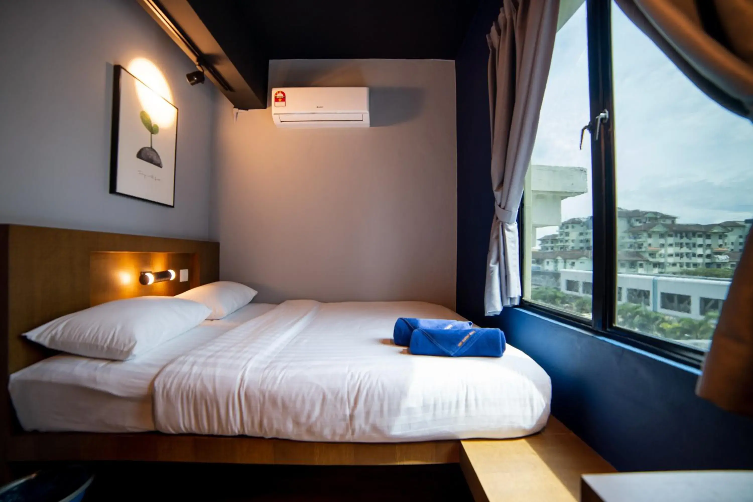 Deluxe Queen Room in Homy Seafront Hostel Deluxe Queen Room in Homy Seafront Hostel