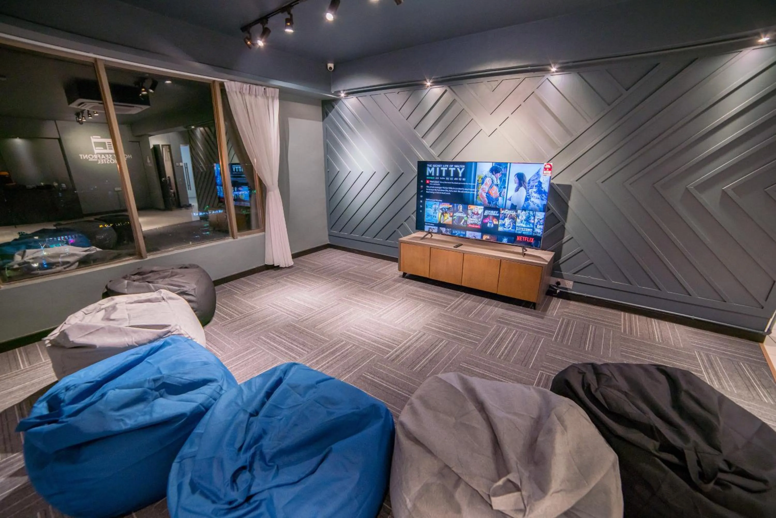 Homy Seafront Hostel