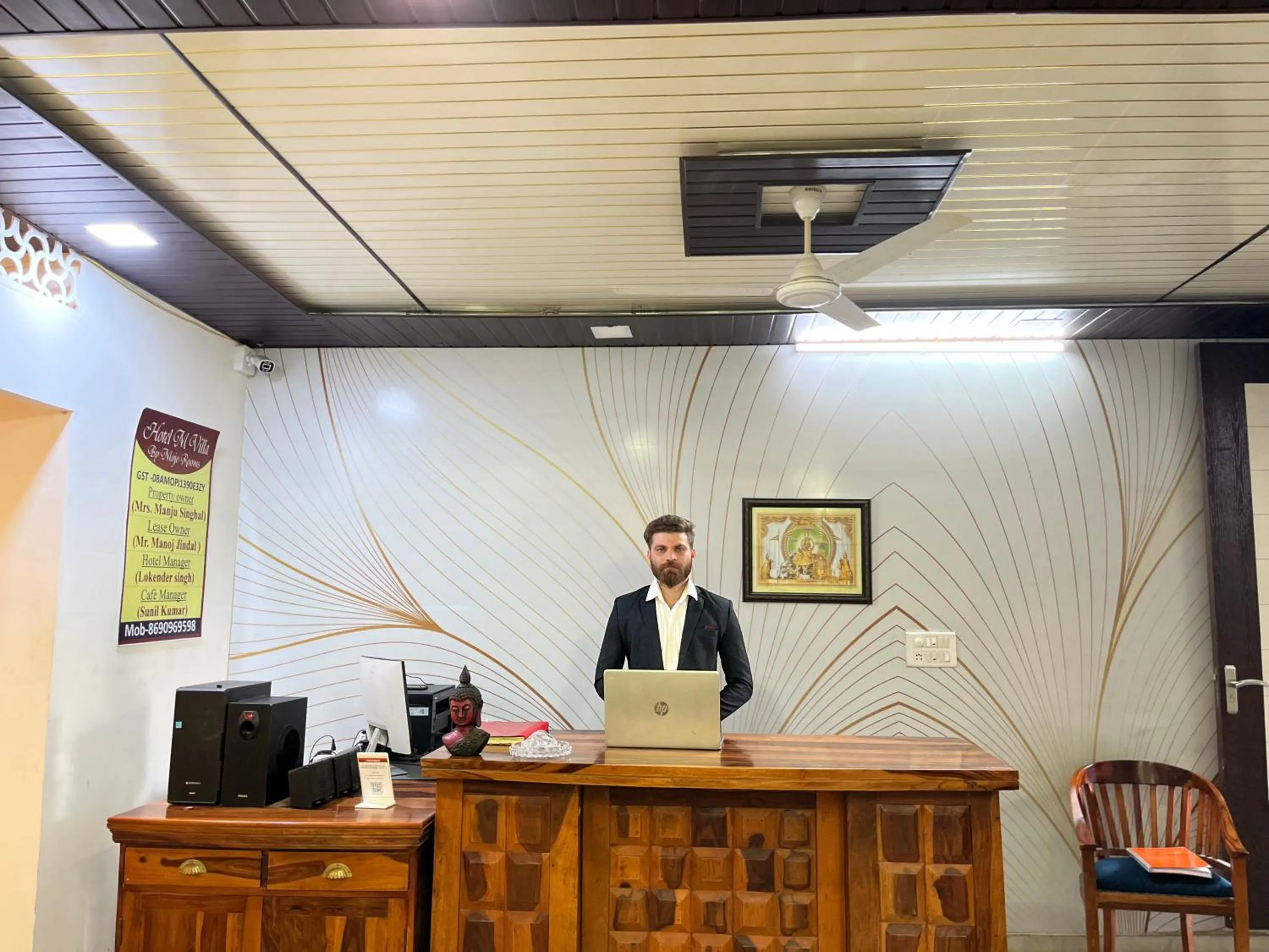 Communal lounge/ TV room in Mojo M Villa -Airport Boutique Hotel