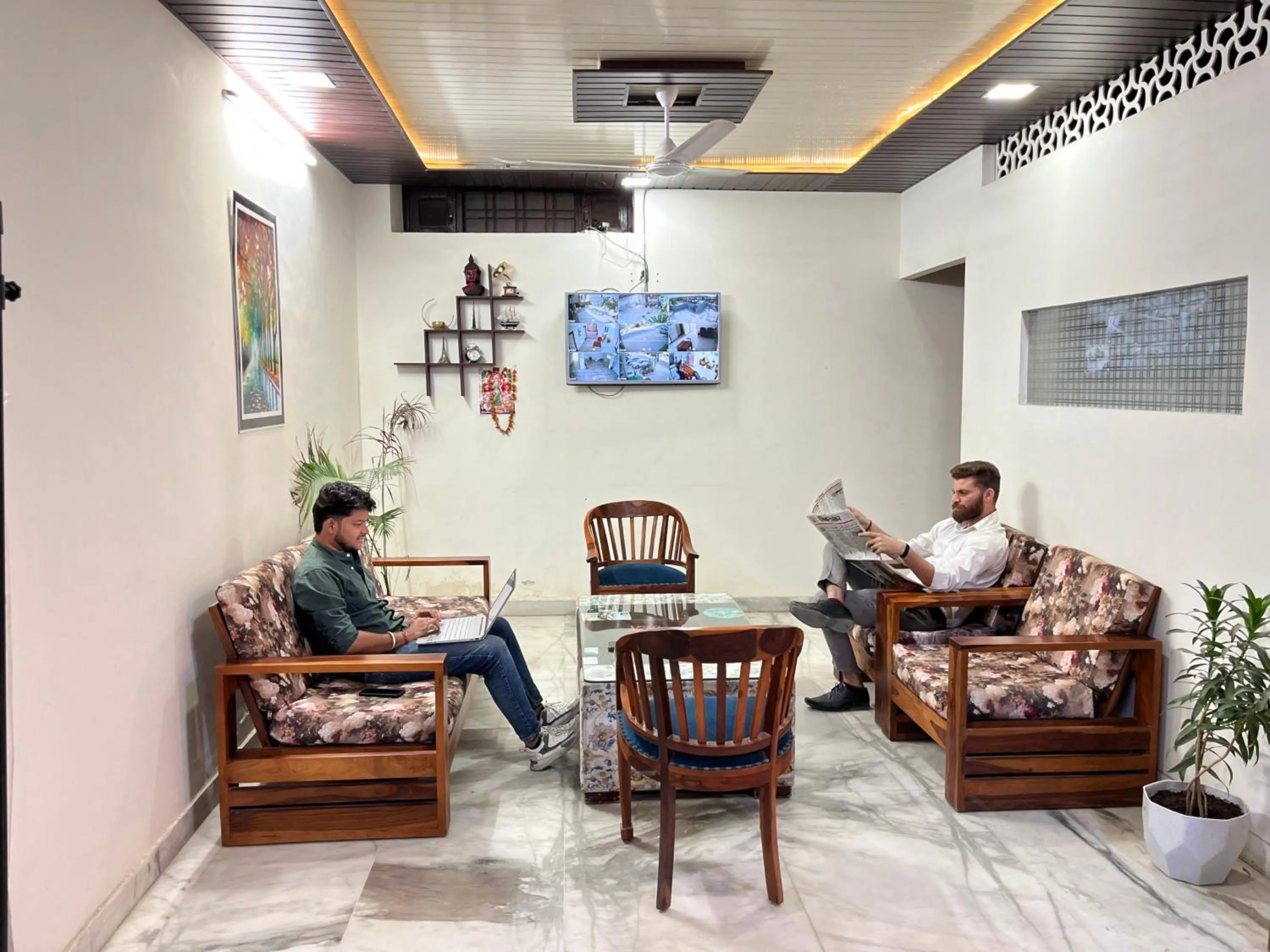 Communal lounge/ TV room in Mojo M Villa -Airport Boutique Hotel