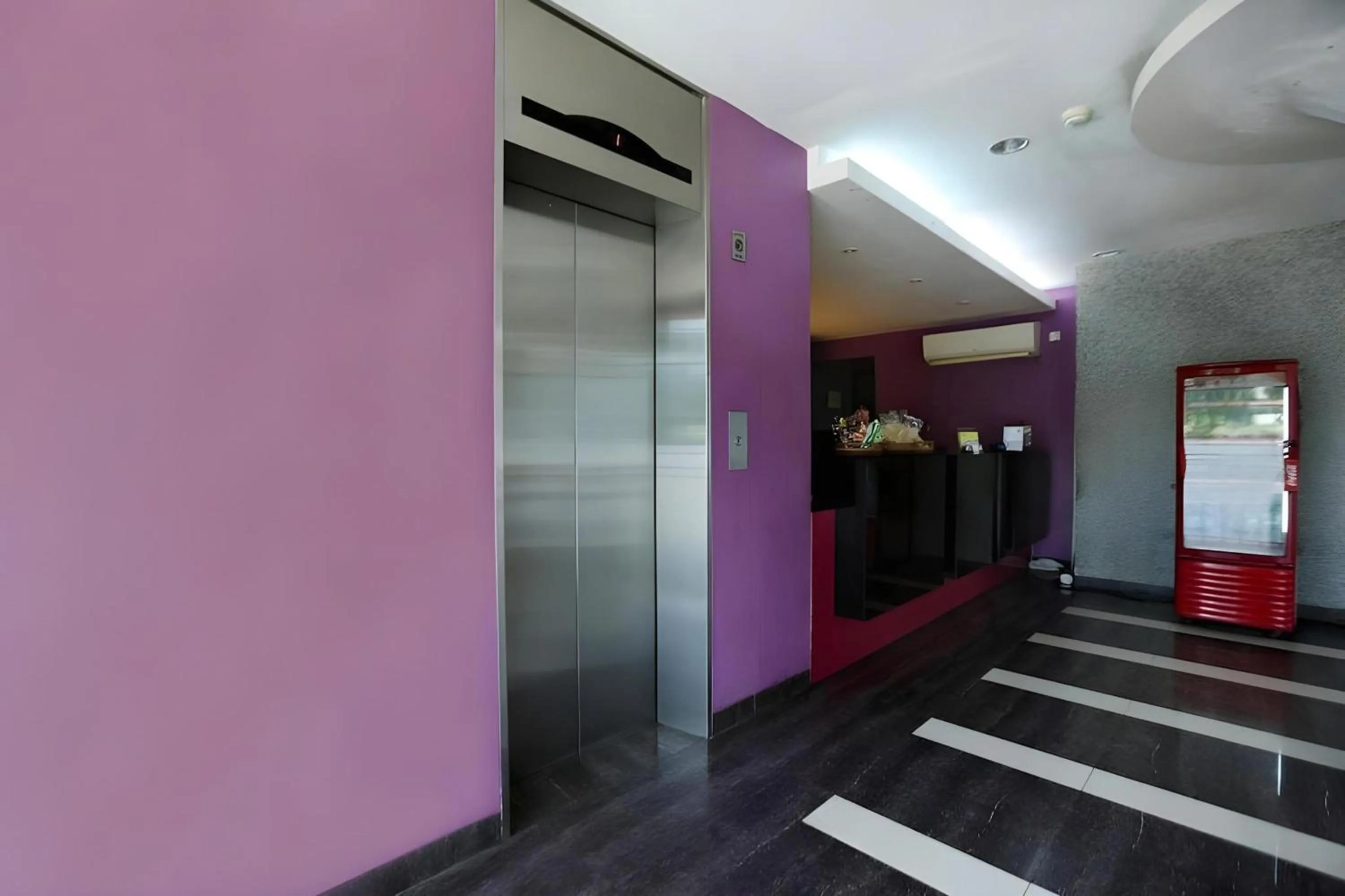 elevator in Collection O Manggis Inn