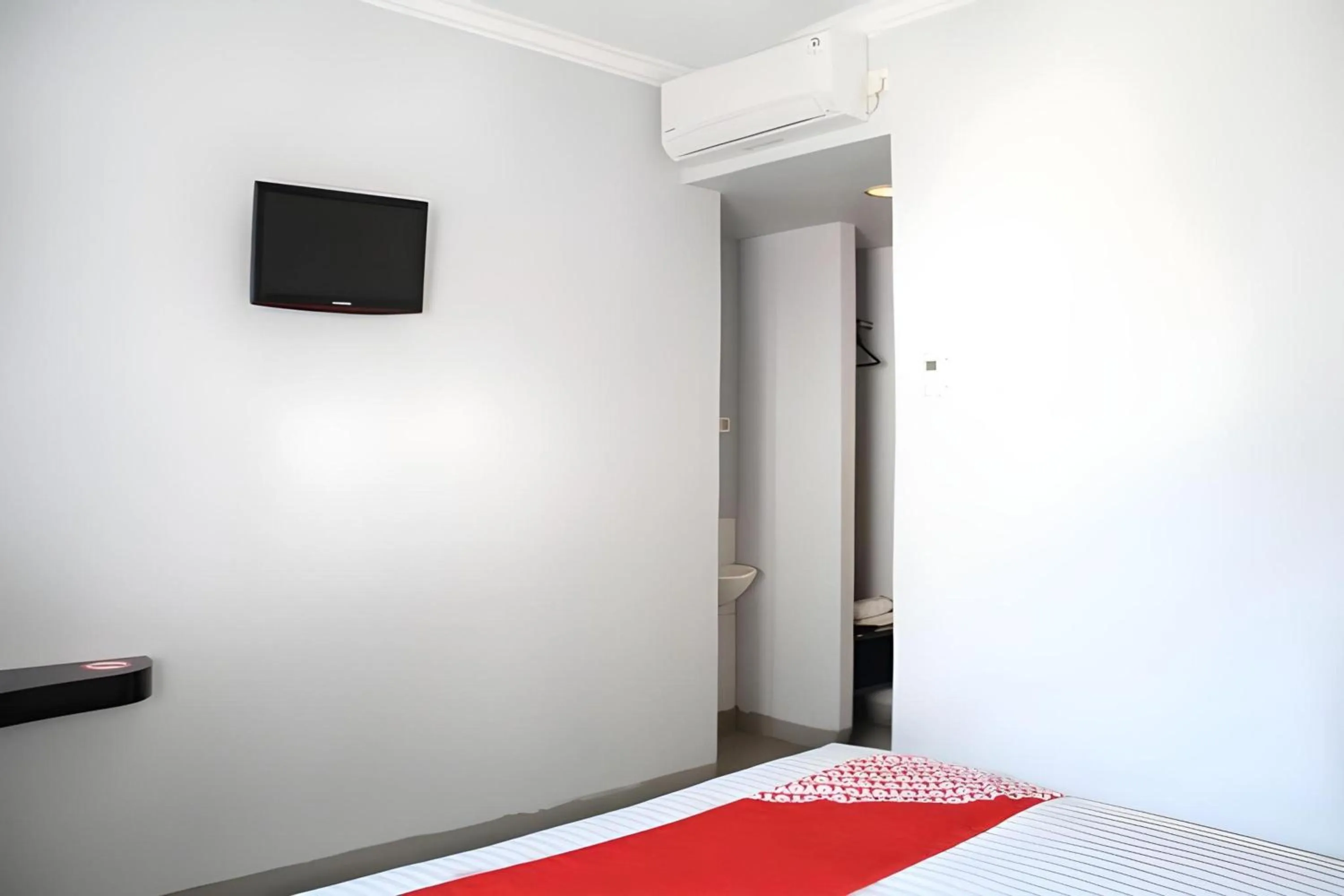 air conditioner in Collection O Manggis Inn