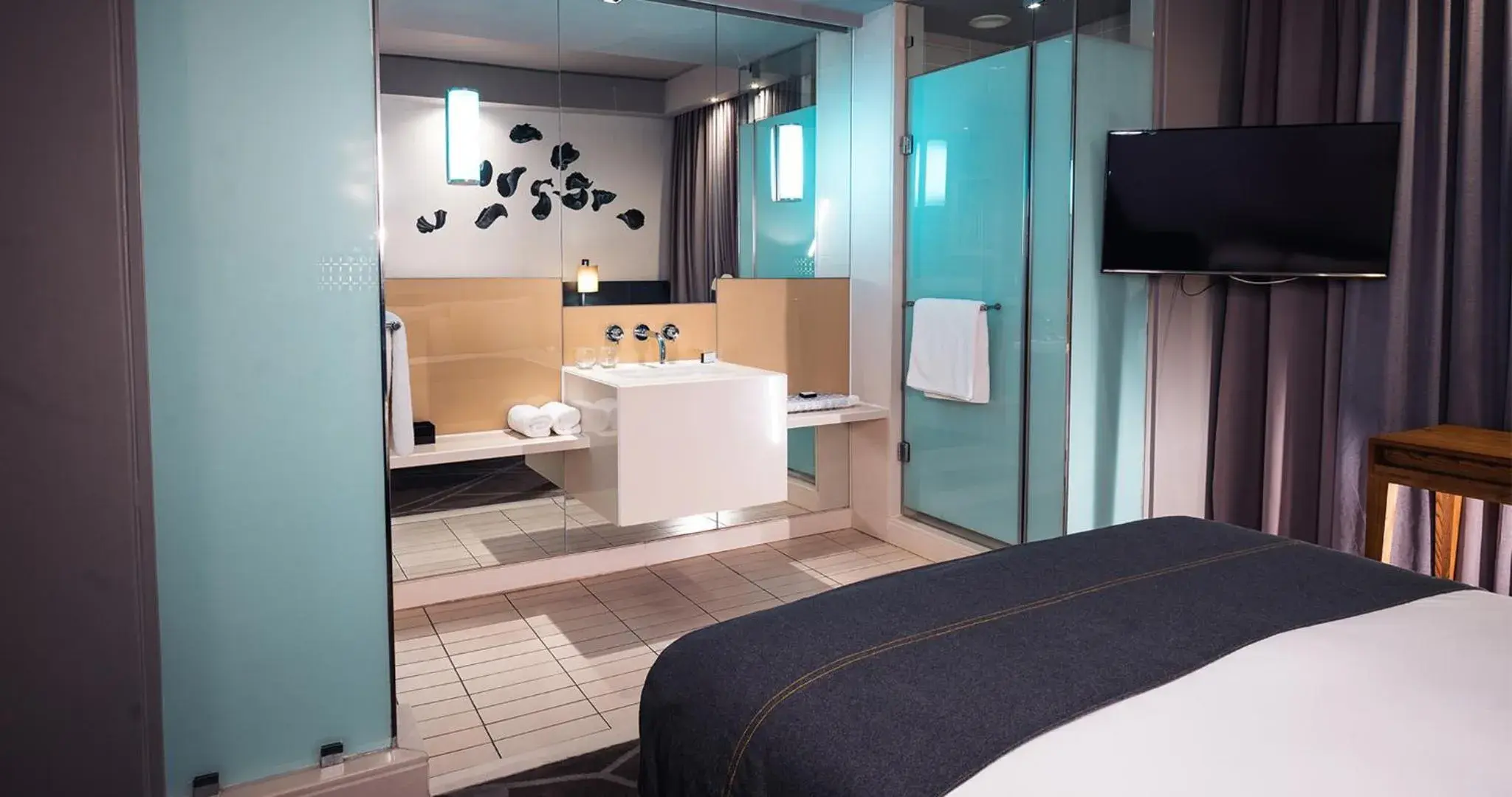 Contemporary Open plan Room One queen Bed Nonsmoking in Piazza Hotel Montecasino Contemporary Open plan Room One queen Bed Nonsmoking in Piazza Hotel Montecasino