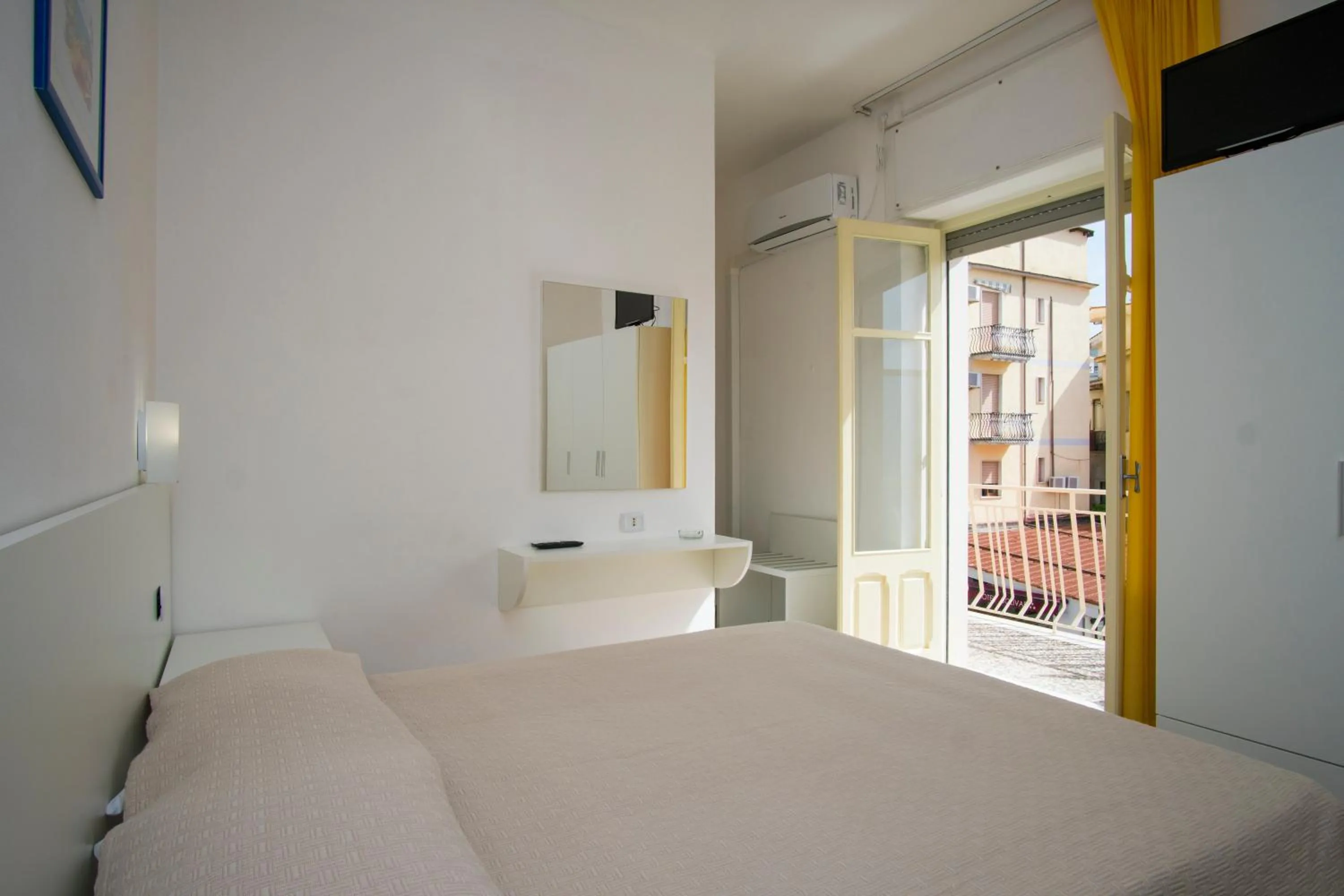 Photo of the whole room, Bed in Delfino