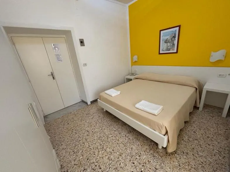 Photo of the whole room, Bed in Delfino