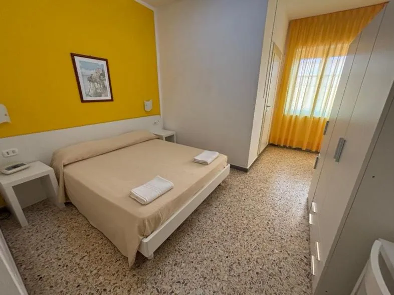 Photo of the whole room, Bed in Delfino