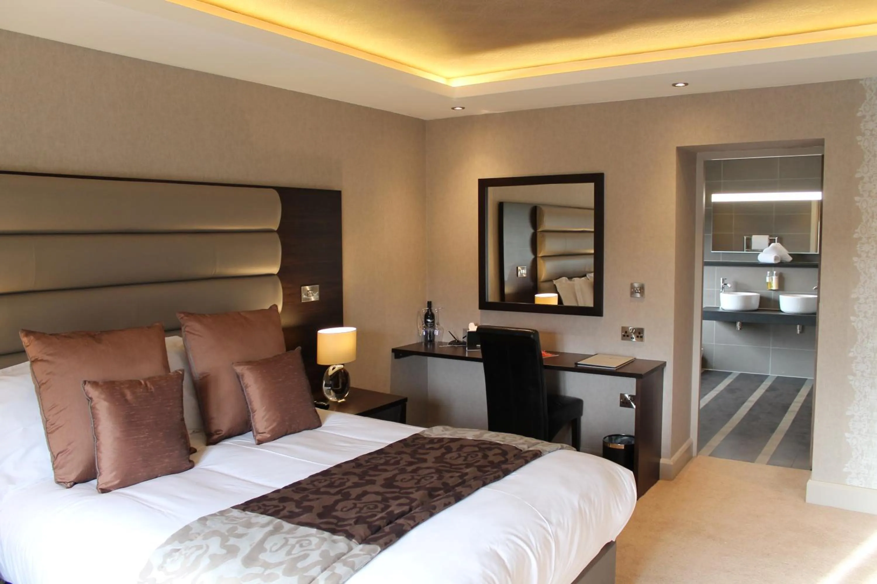 Photo of the whole room, Bed in Crow Wood Hotel & Spa Resort