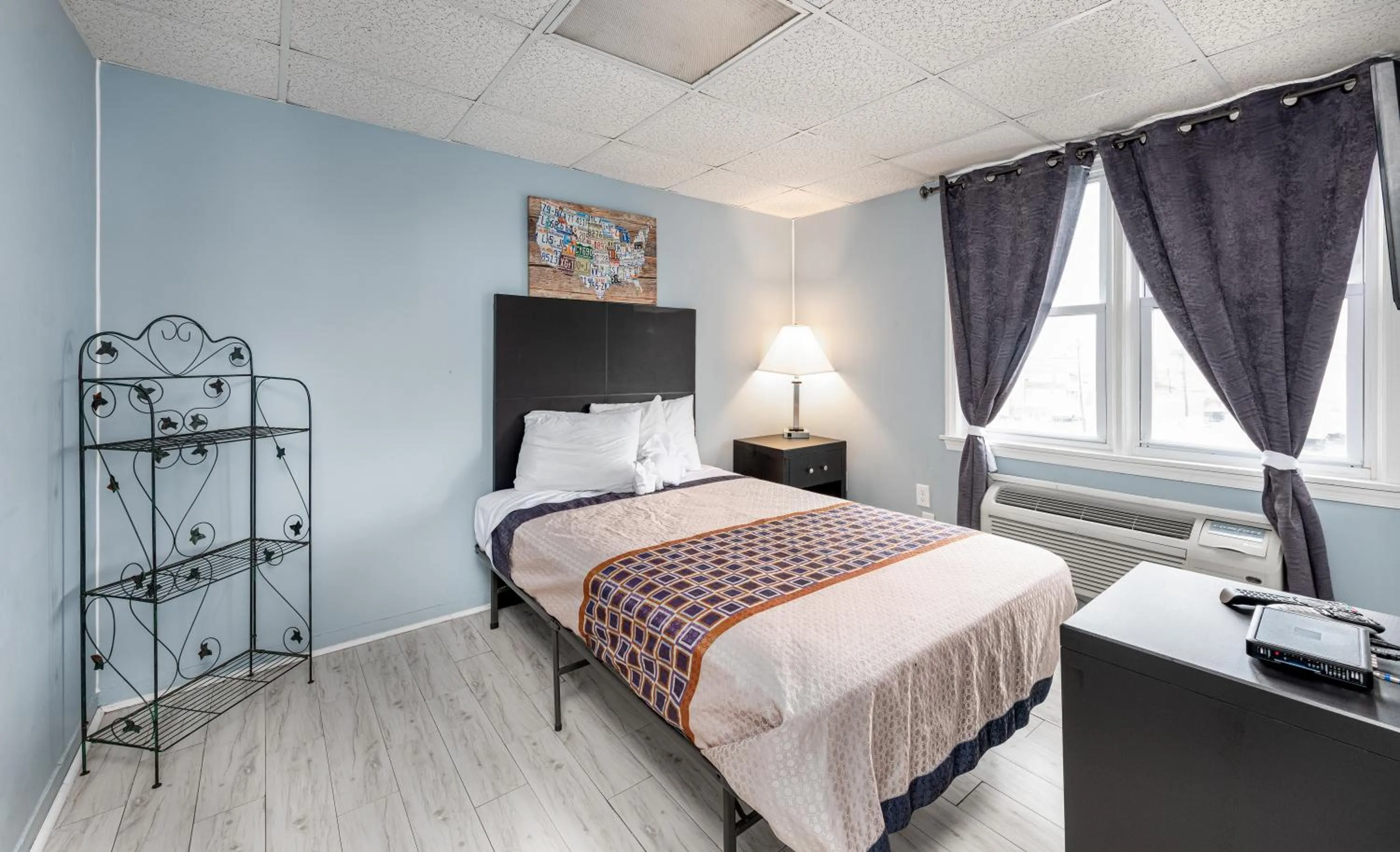 Bedroom in Hammock Inn & Suites North Beach Hotel