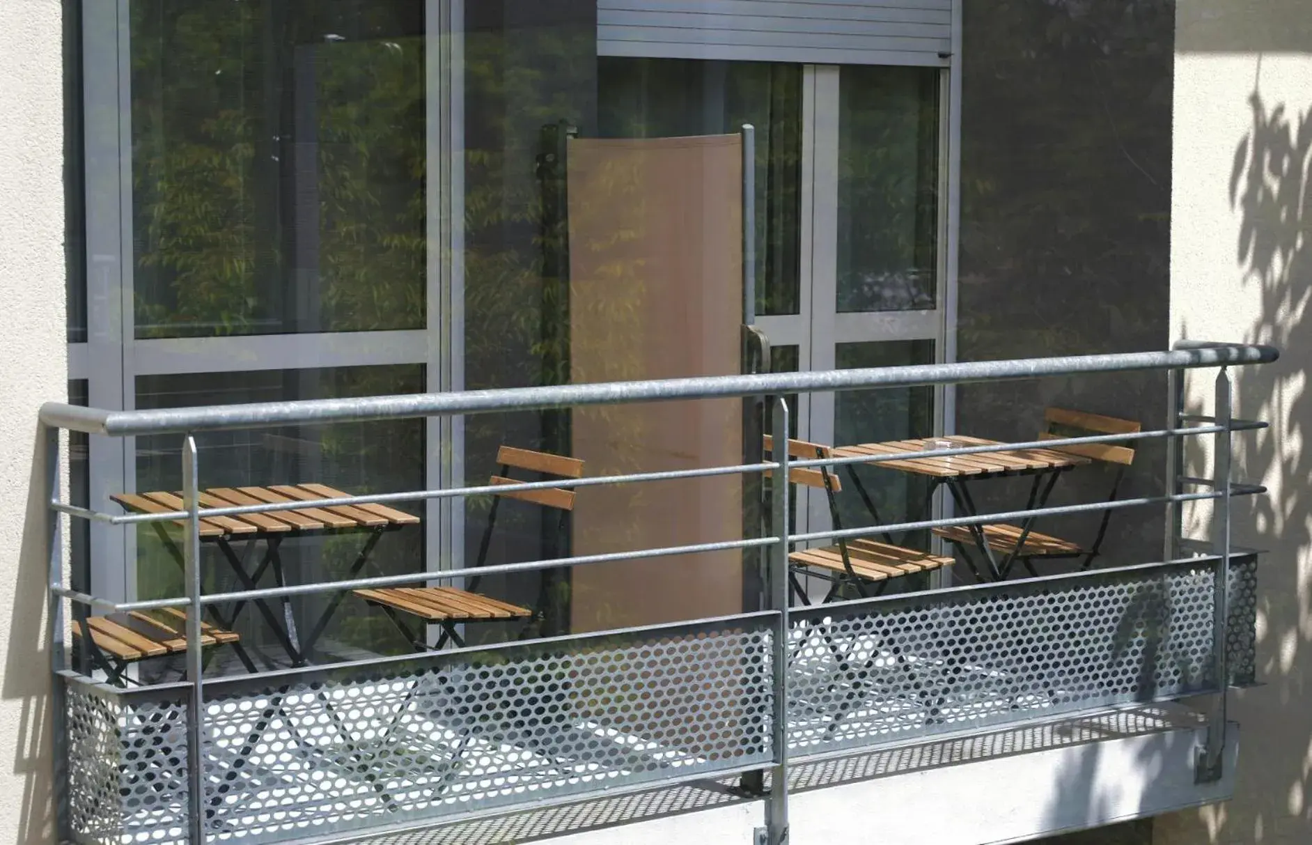 Deluxe Double Room with Balcony in Green Hôtels Bordeaux Arena Deluxe Double Room with Balcony in Green Hôtels Bordeaux Arena