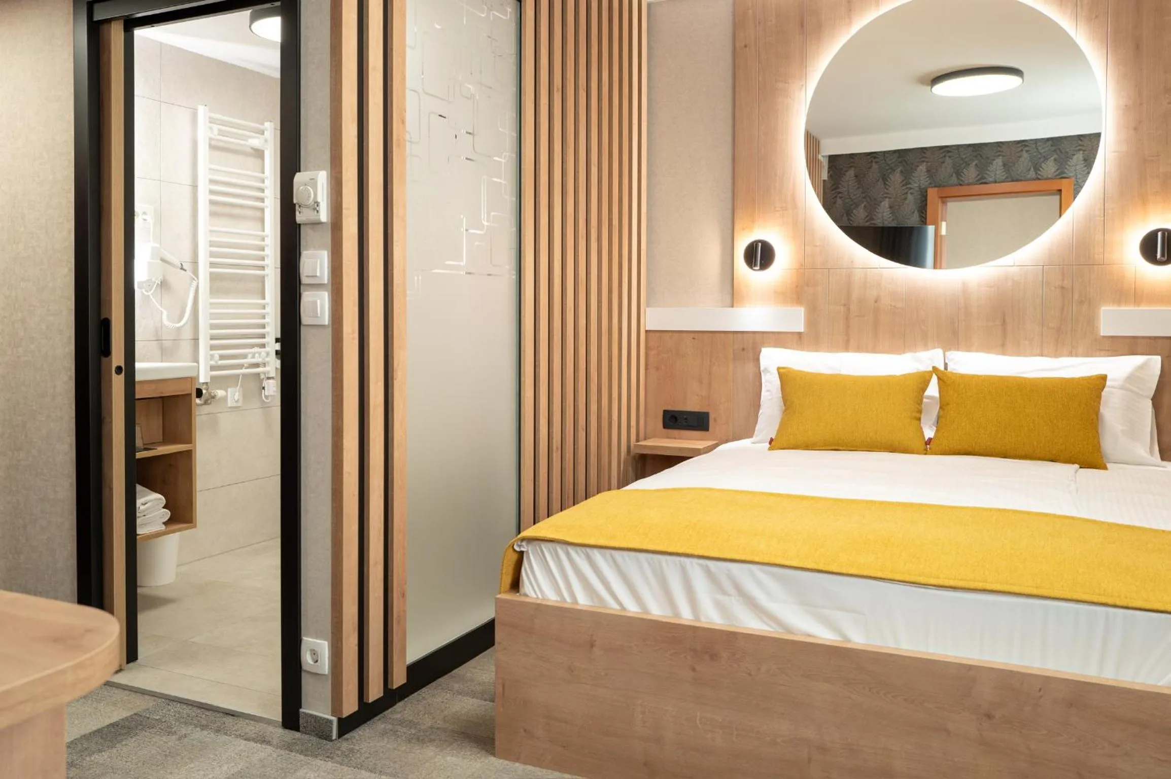 Bathroom, Bed in Hotel MANTOVA Vrhnika