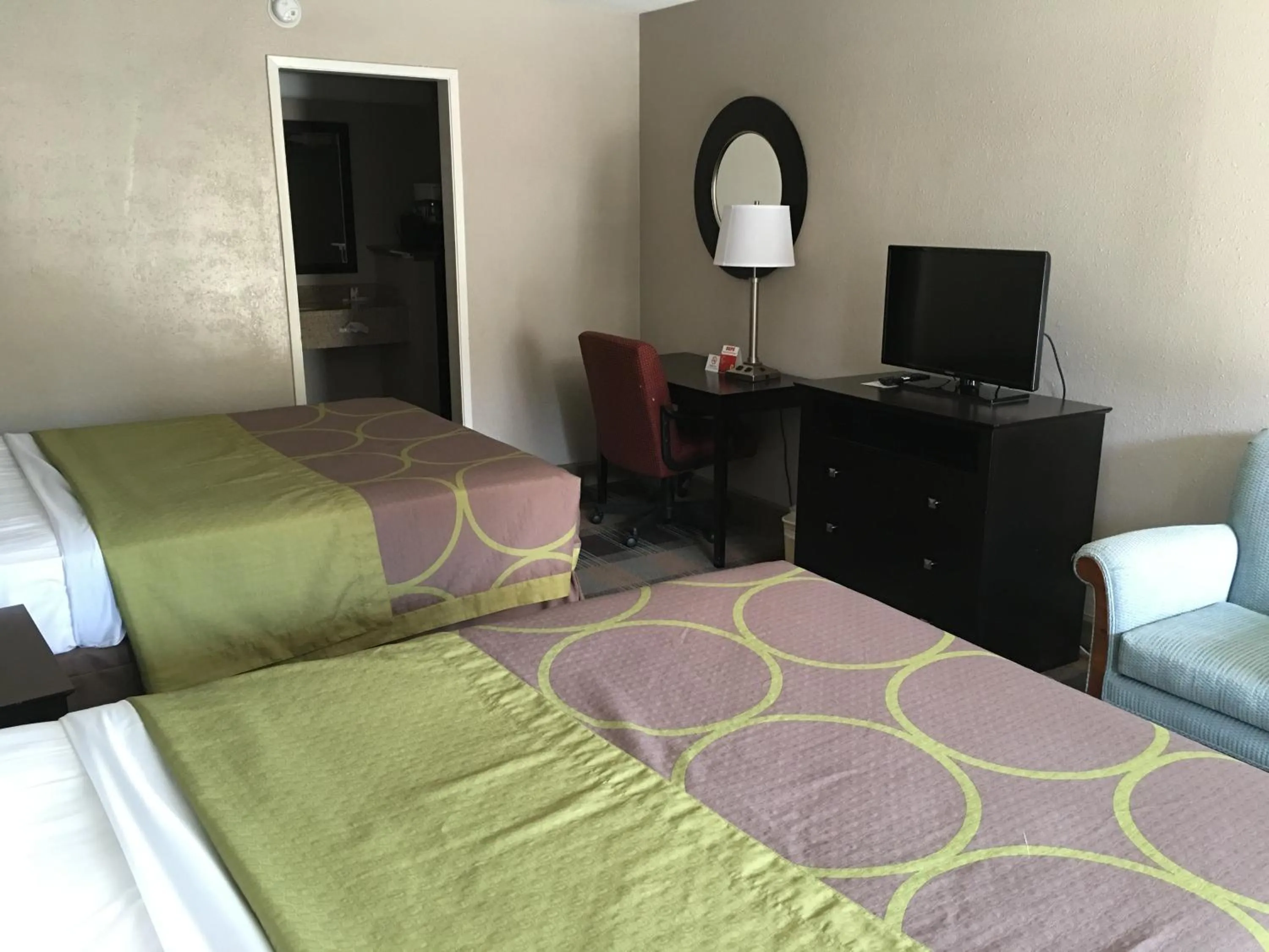 Photo of the whole room, Bed in Super 8 by Wyndham Salinas