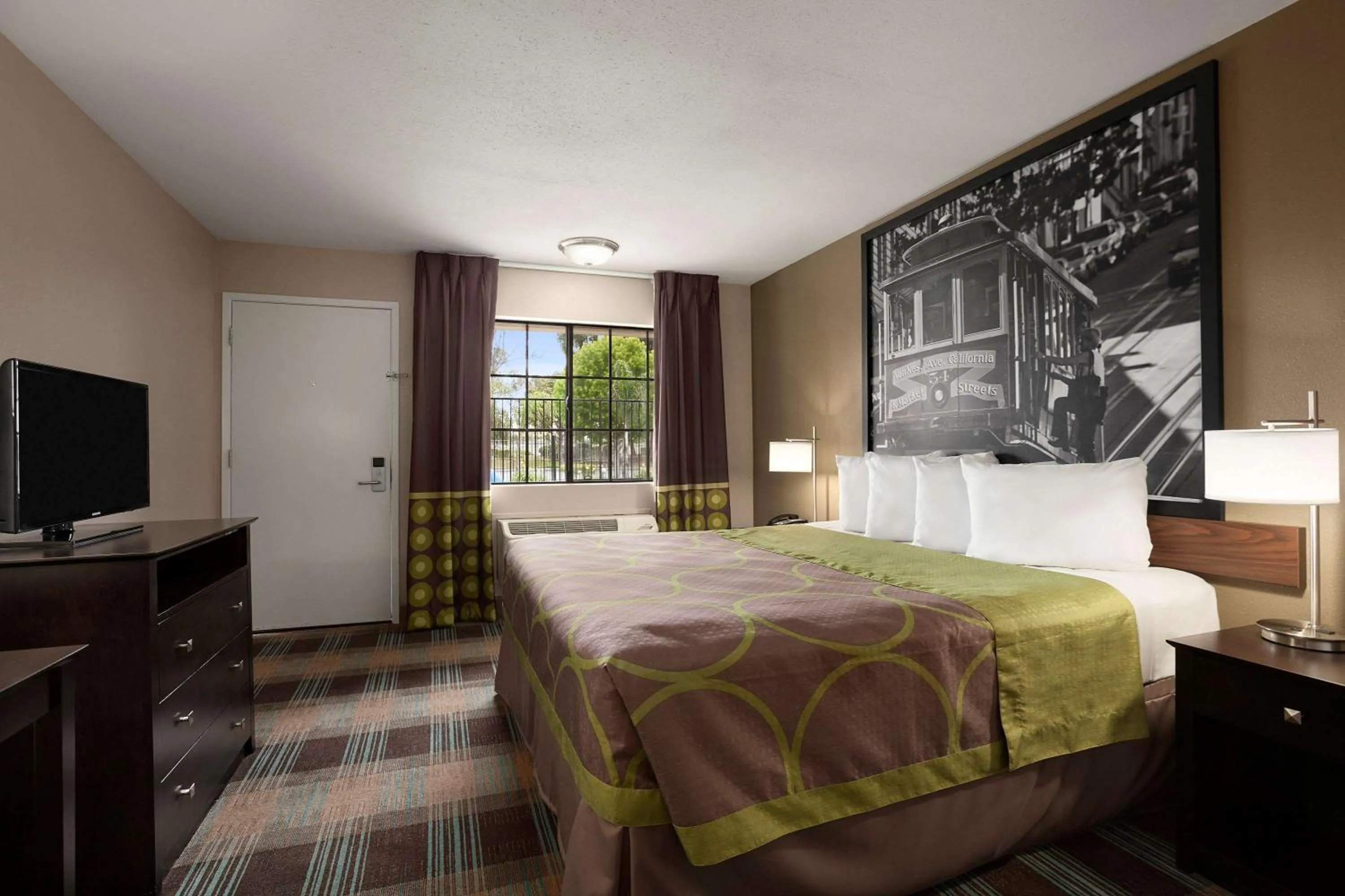 On site, Bed in Super 8 by Wyndham Salinas