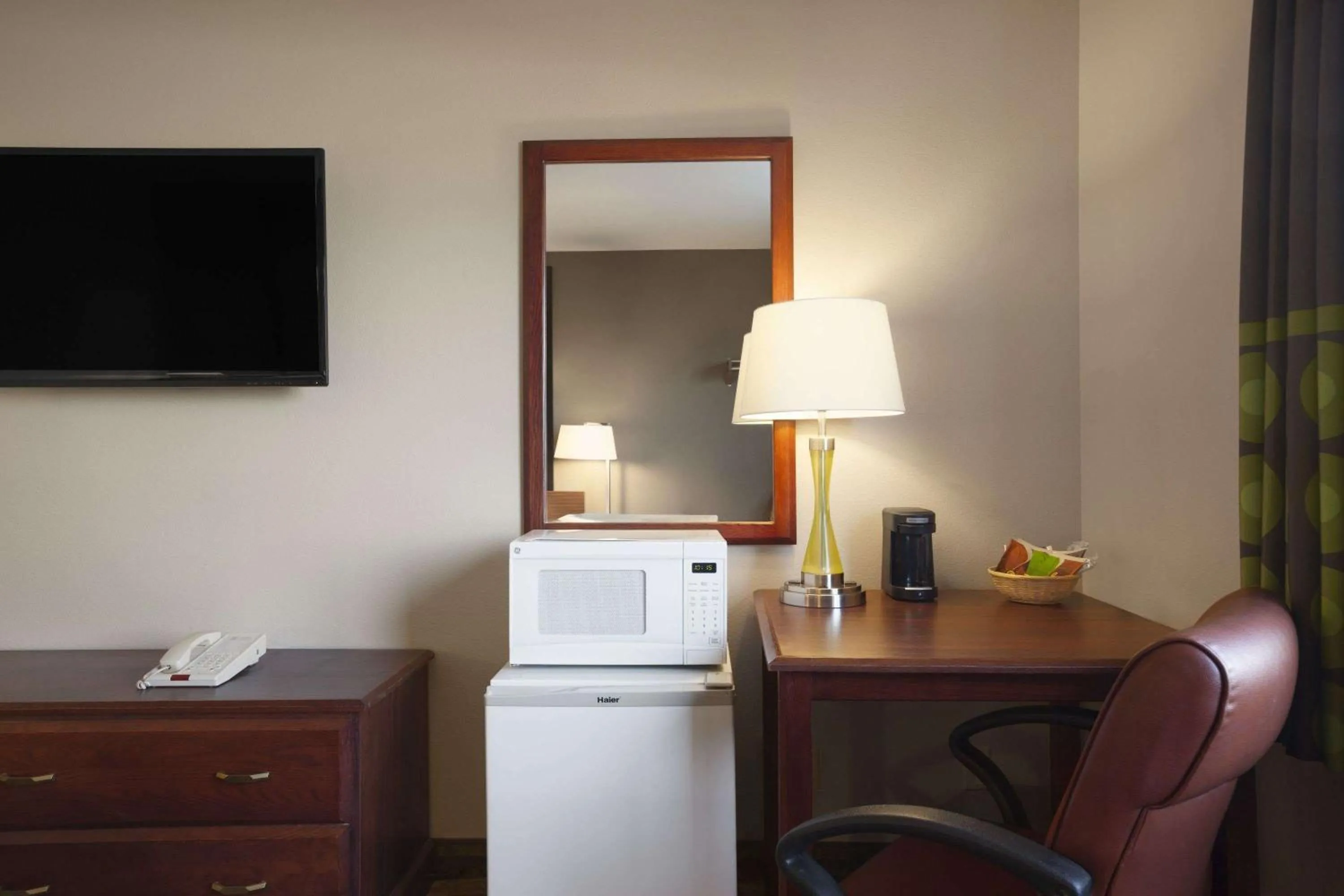 Photo of the whole room in Super 8 by Wyndham Fremont NE