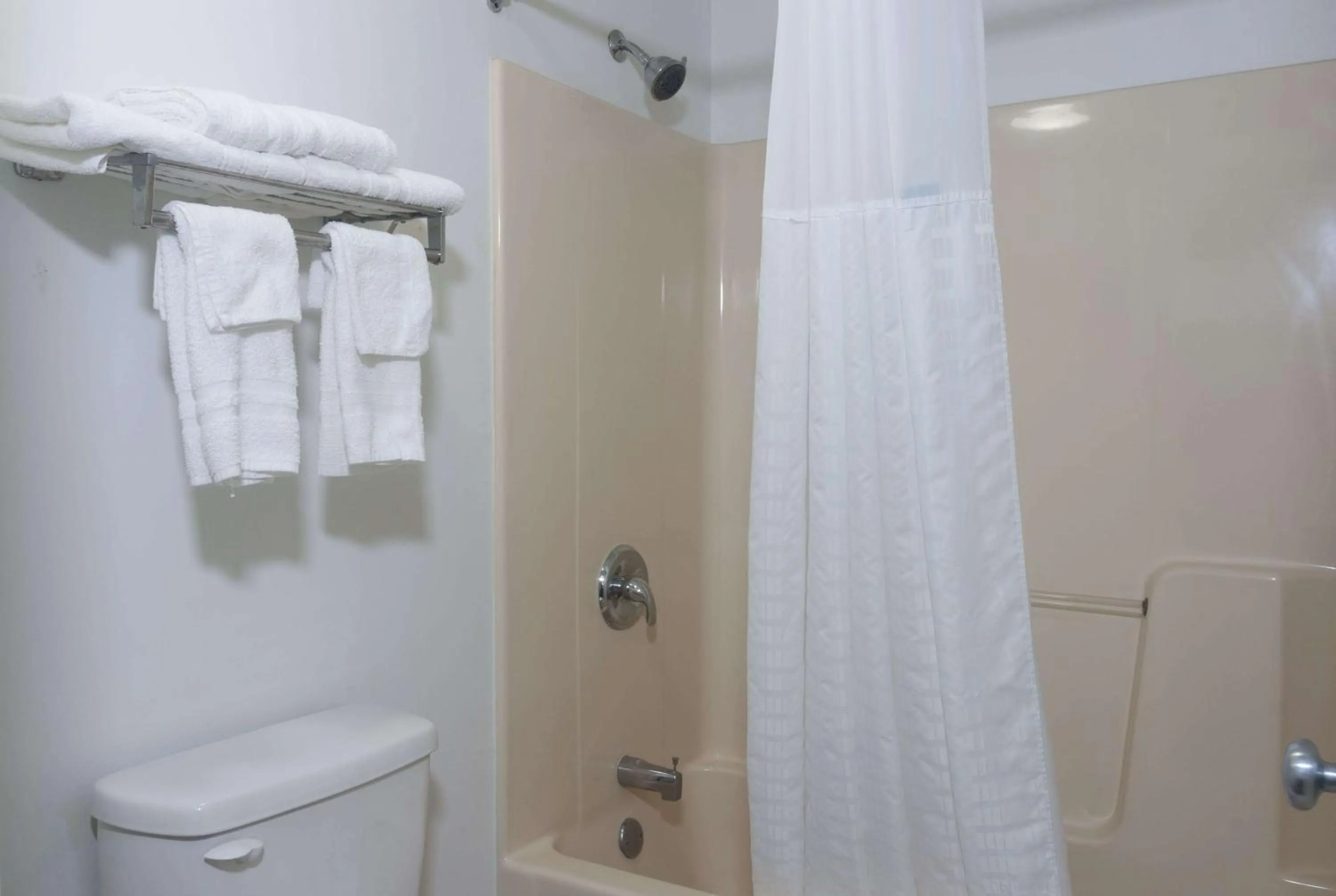 Photo of the whole room in Super 8 by Wyndham Arkansas City KS