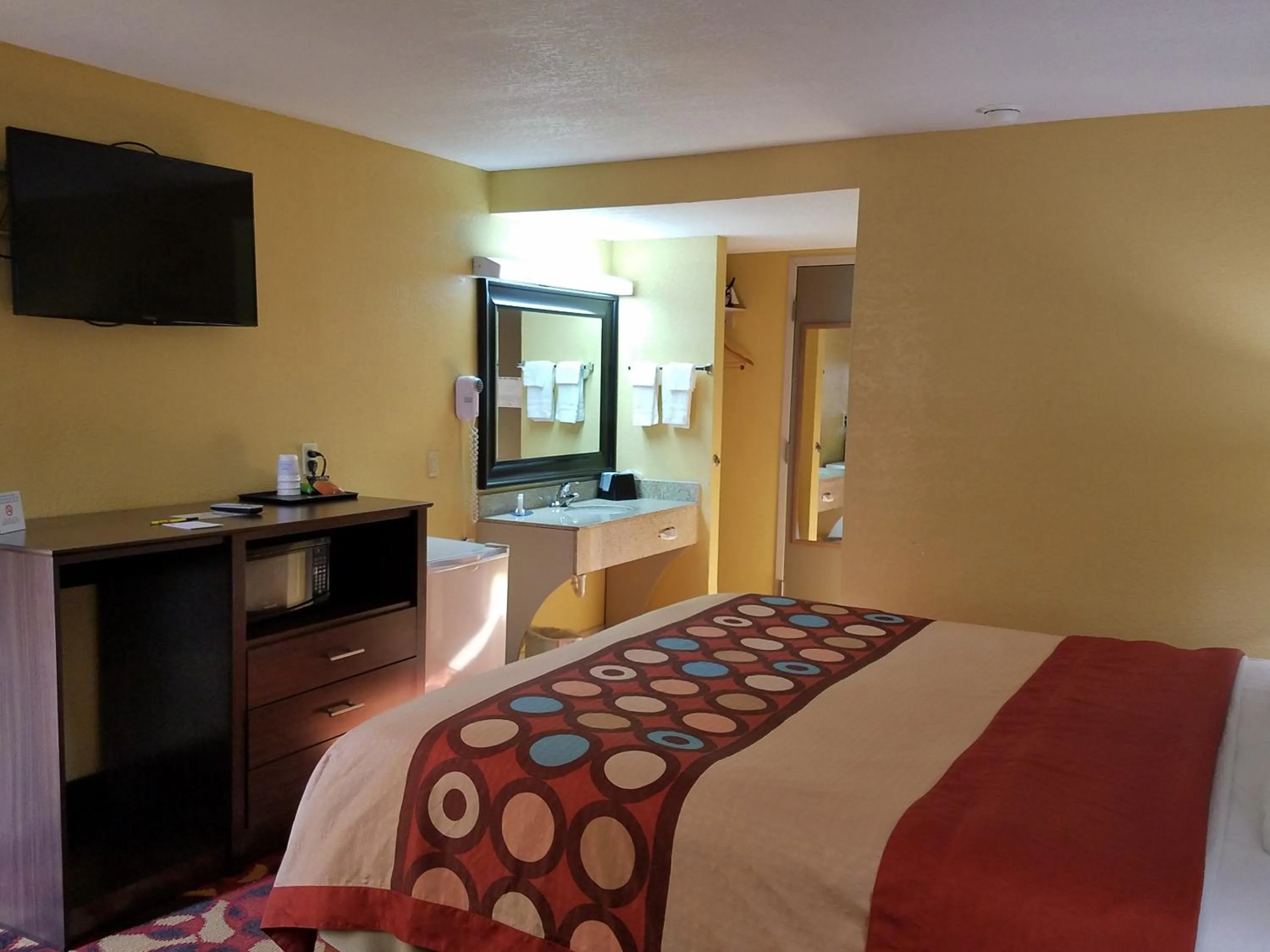 Bed in Super 8 by Wyndham Wichita Airport West Kellogg