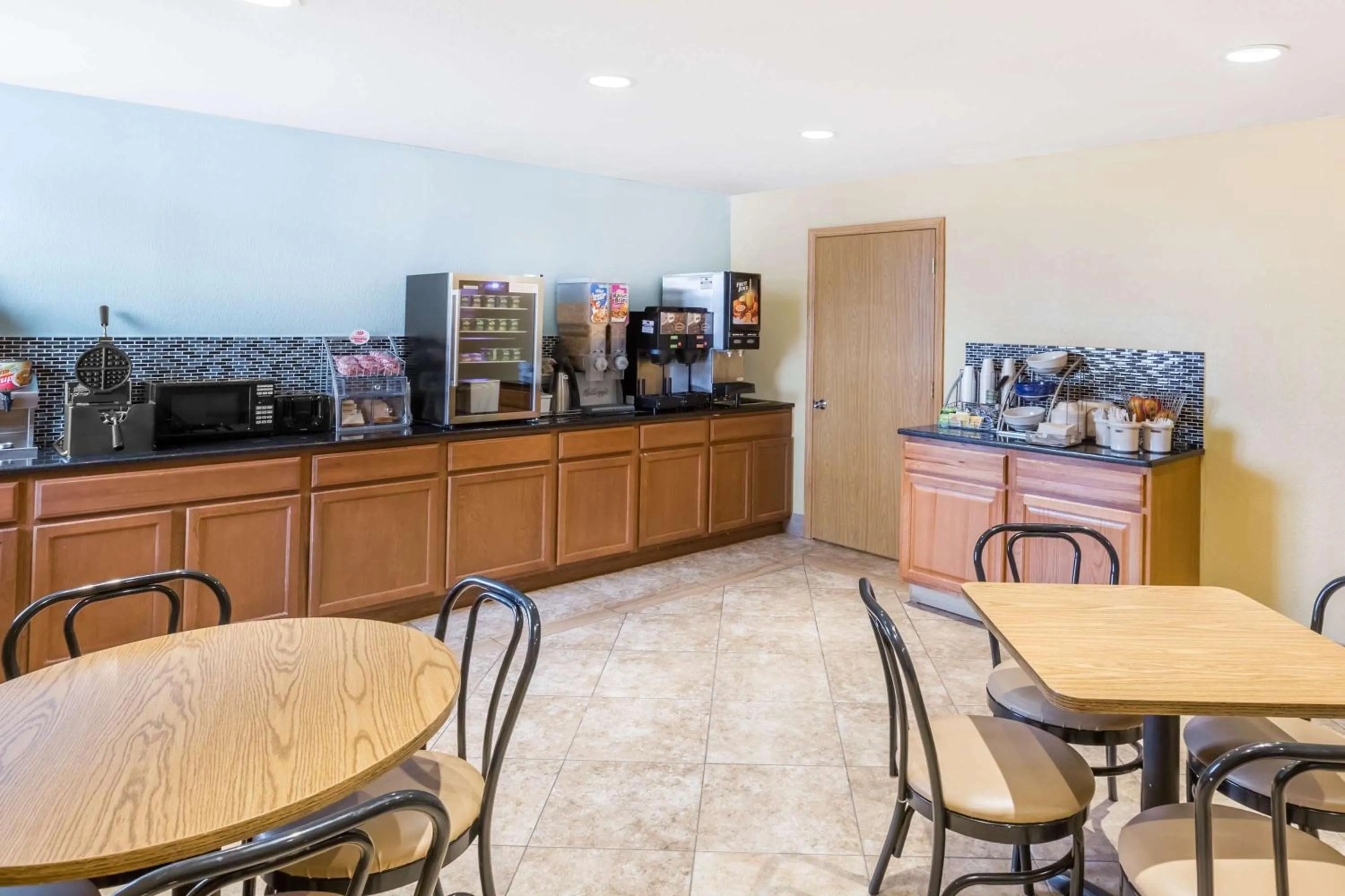 Restaurant/places to eat in Super 8 by Wyndham Wichita Airport West Kellogg