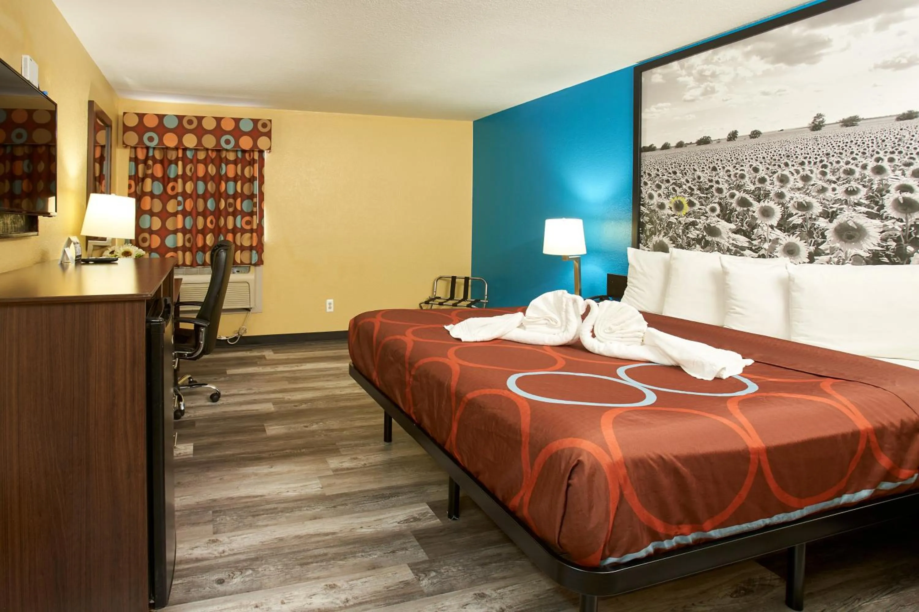 Photo of the whole room, Bed in Super 8 by Wyndham Wichita Airport West Kellogg