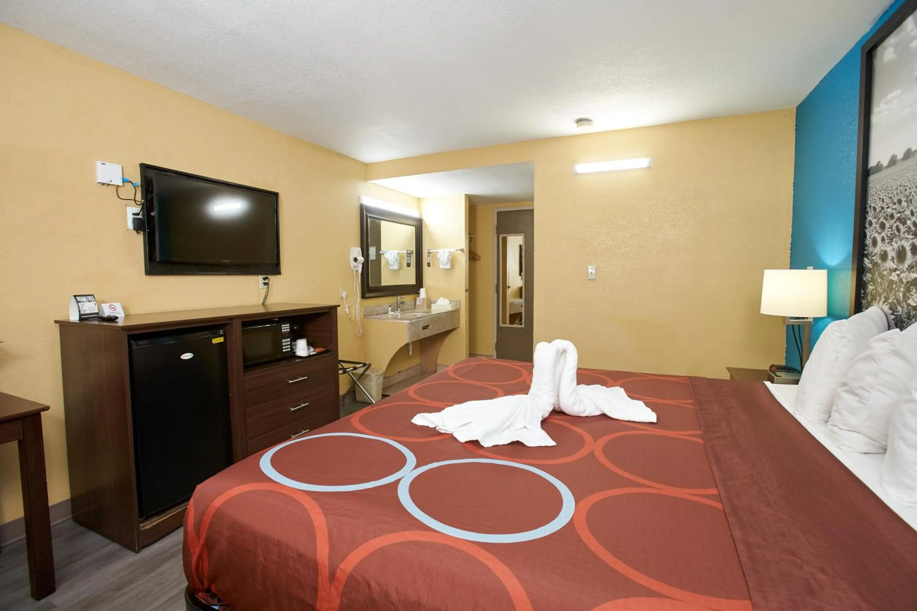 TV and multimedia, Bed in Super 8 by Wyndham Wichita Airport West Kellogg