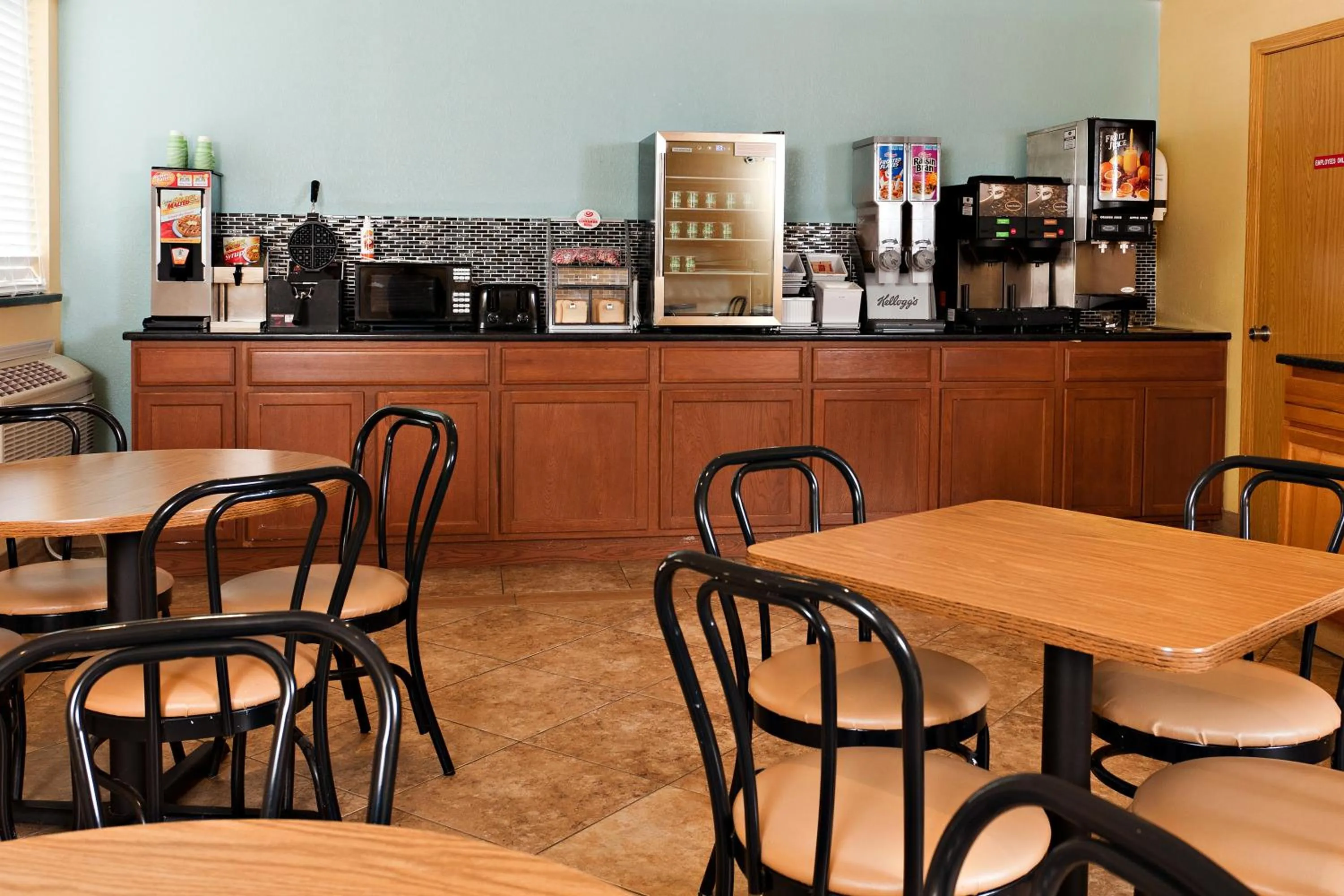 Restaurant/places to eat in Super 8 by Wyndham Wichita Airport West Kellogg