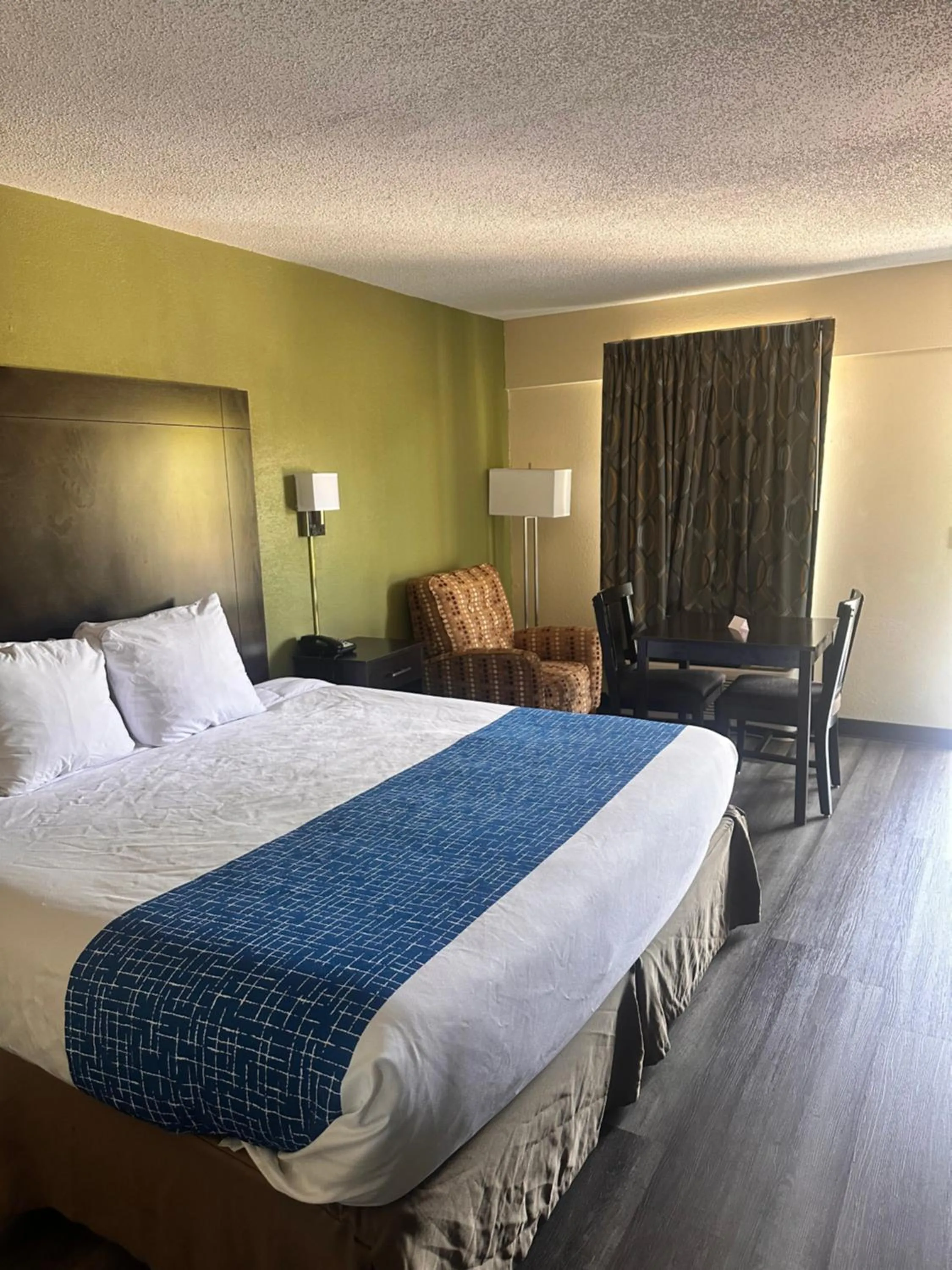 Bedroom, Bed in Travelodge by Wyndham Clarksville