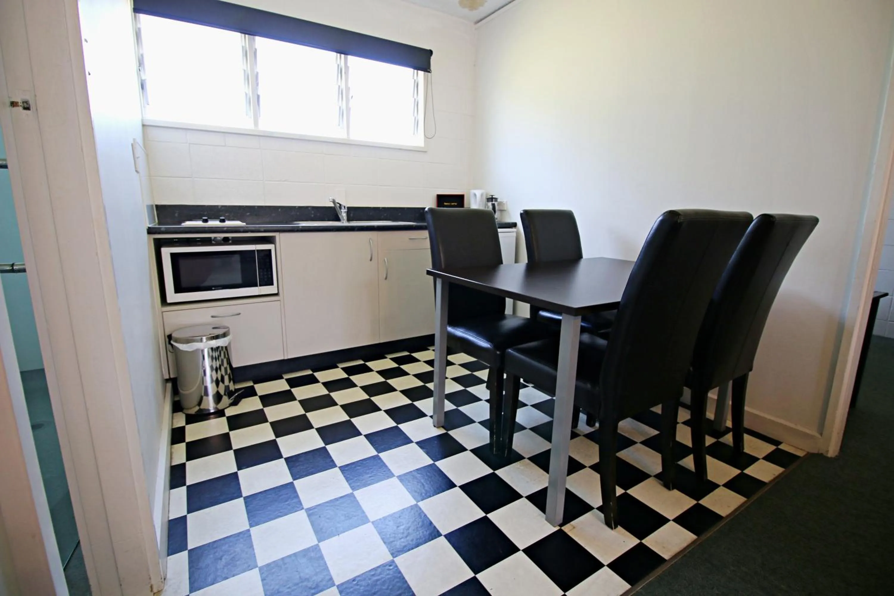 Kitchen or kitchenette in Forgotten World Motel