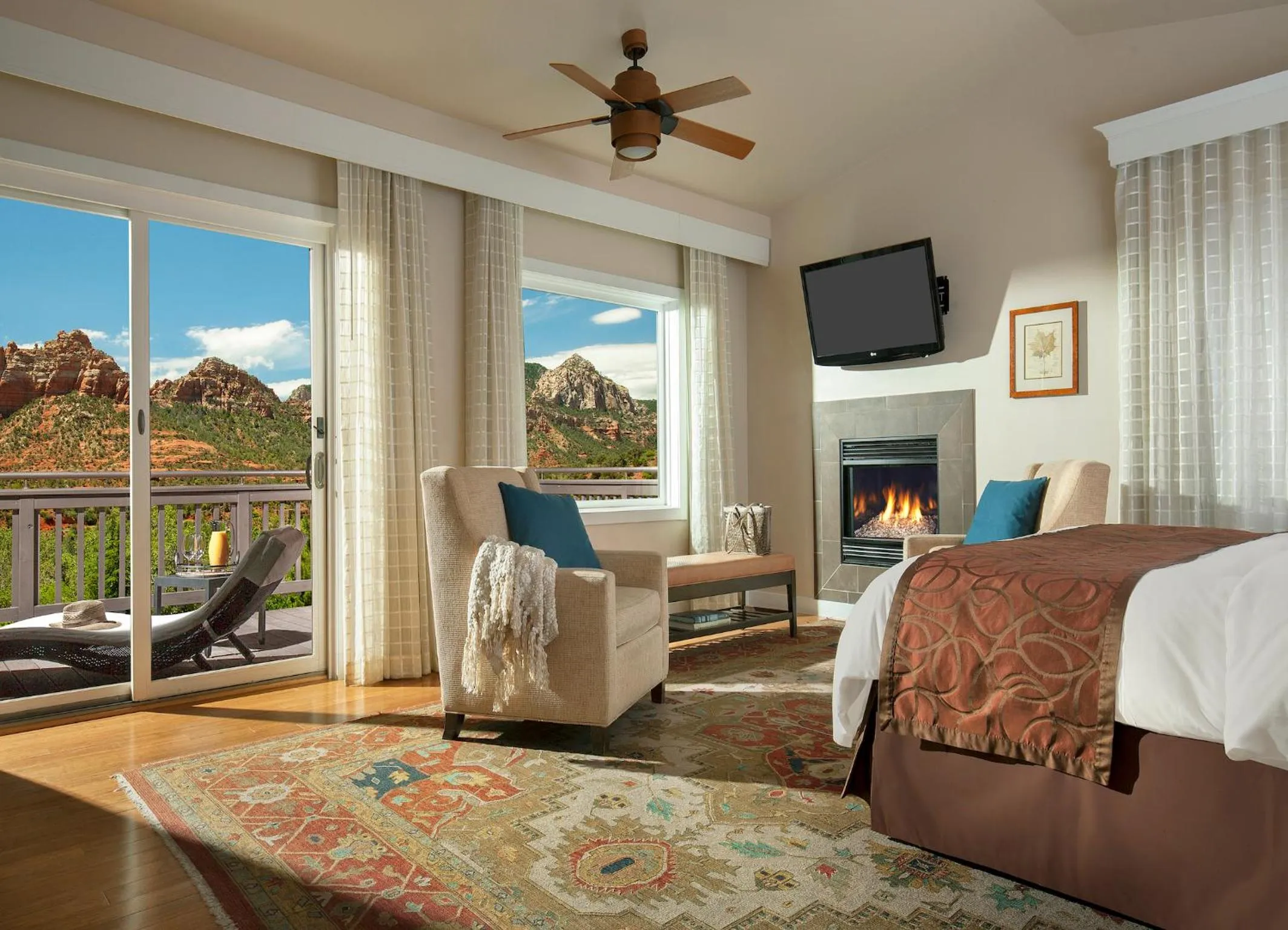 Photo of the whole room, Bed in L'Auberge De Sedona