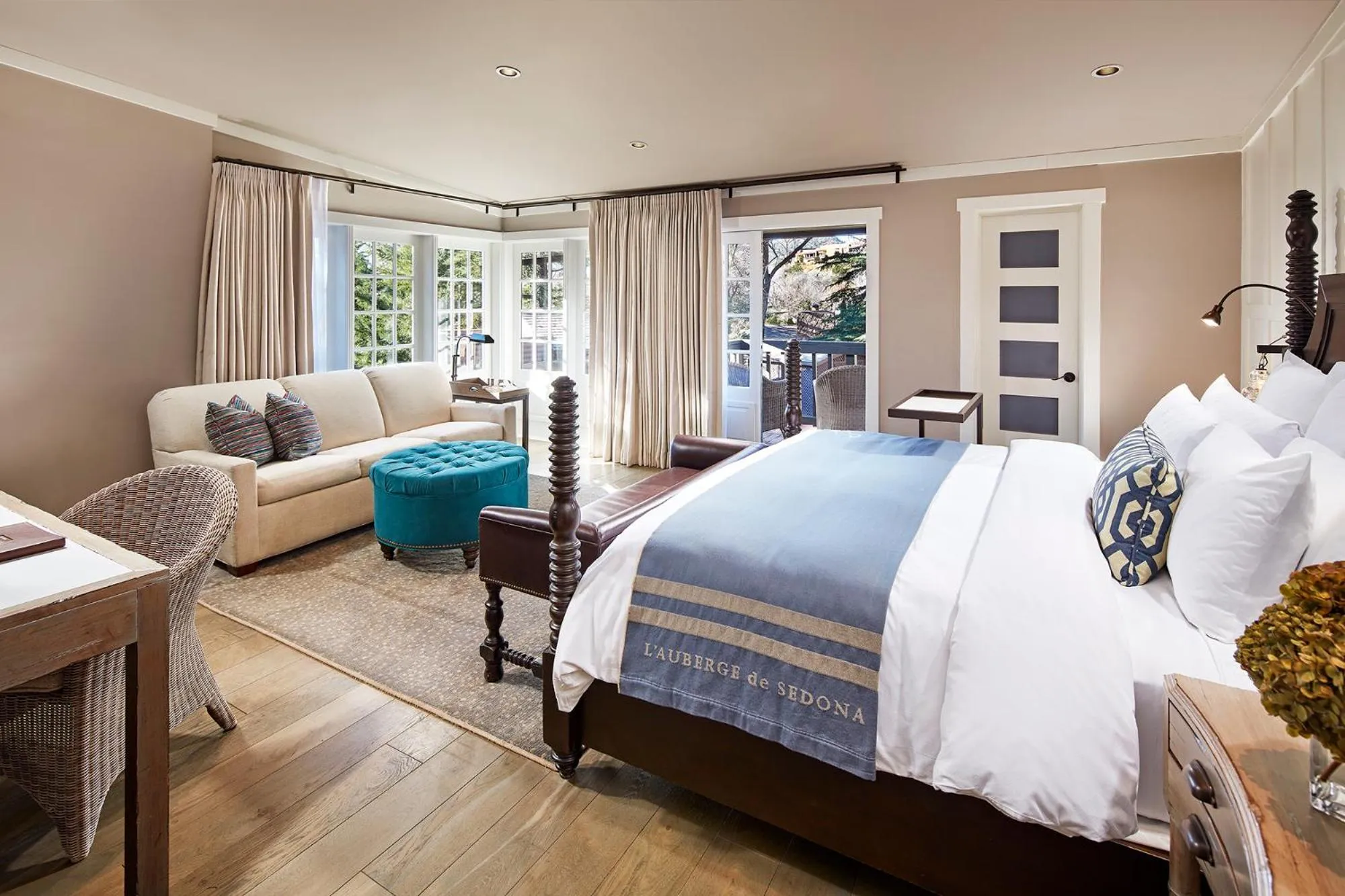 Photo of the whole room, Bed in L'Auberge De Sedona