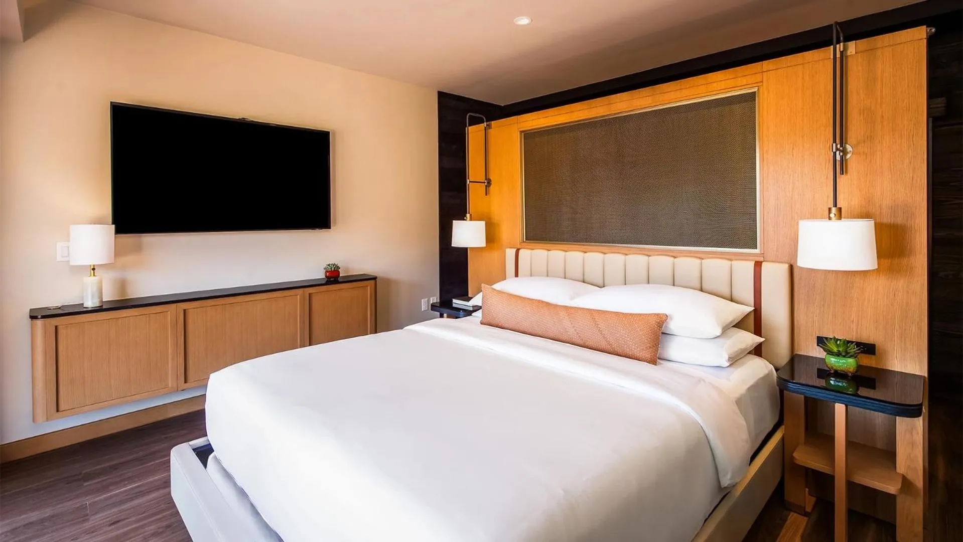 Bed in L'Auberge De Sedona