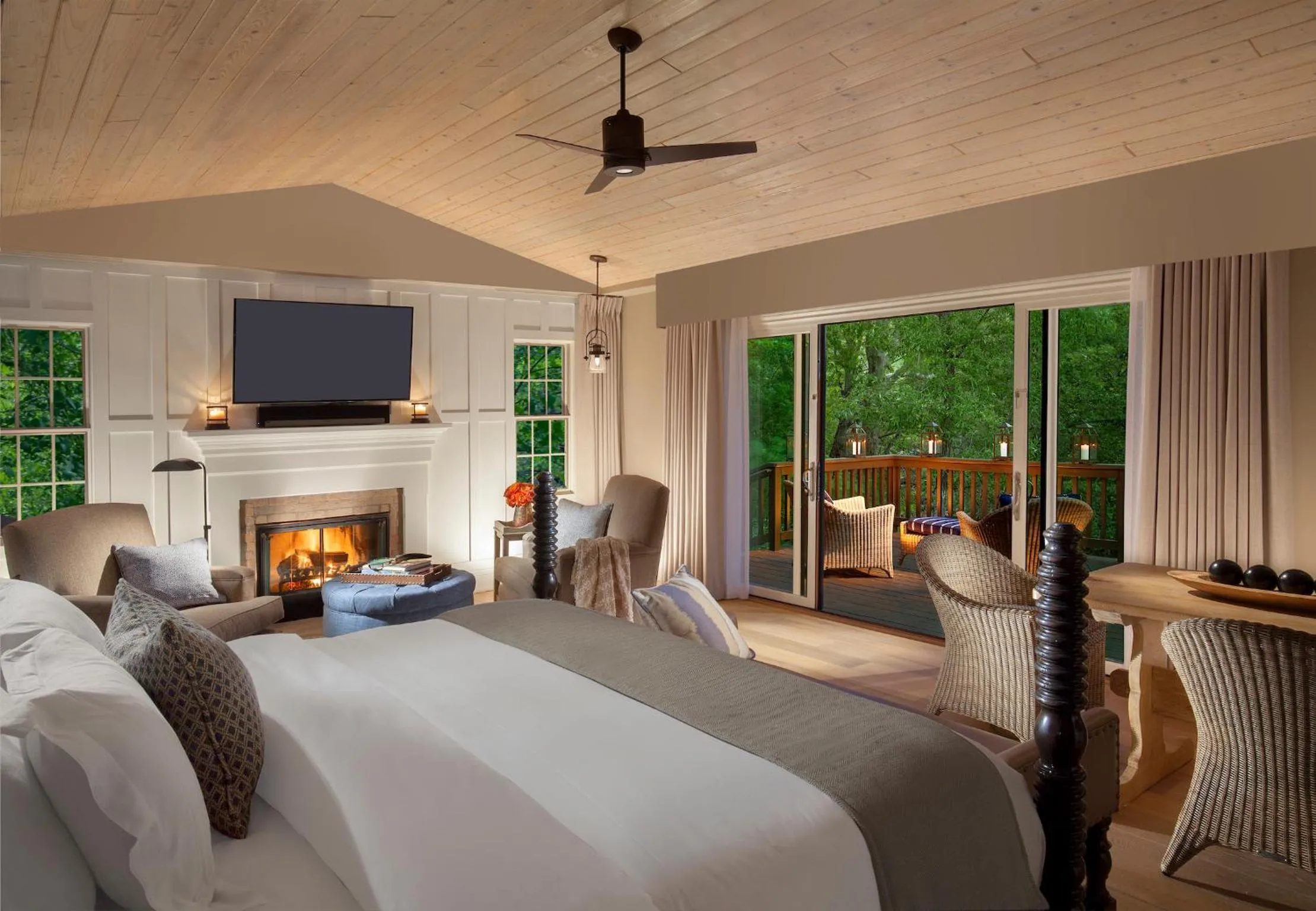 Photo of the whole room, Bed in L'Auberge De Sedona