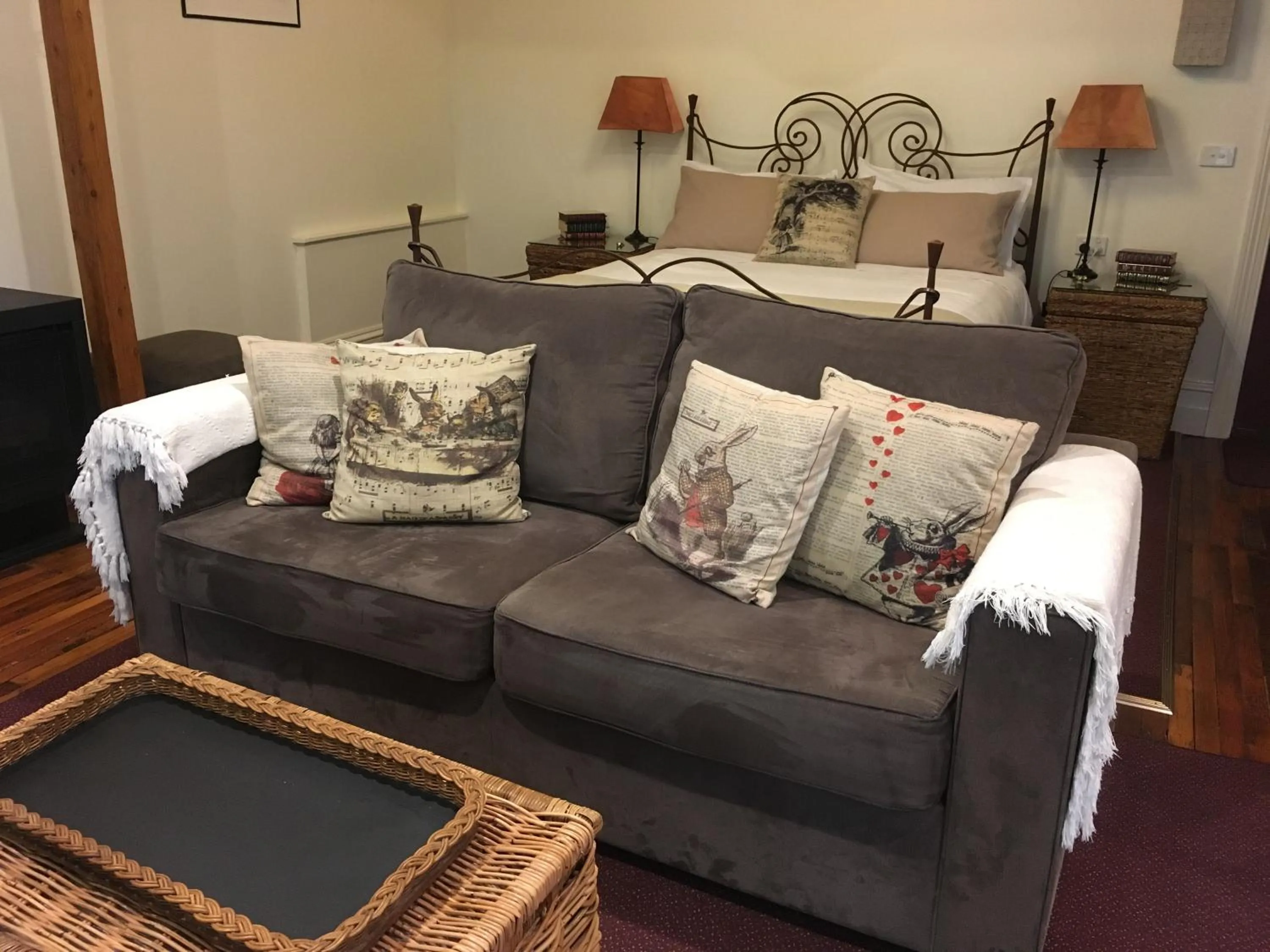 Living room in Stone's Throw Cottage Bed and Breakfast