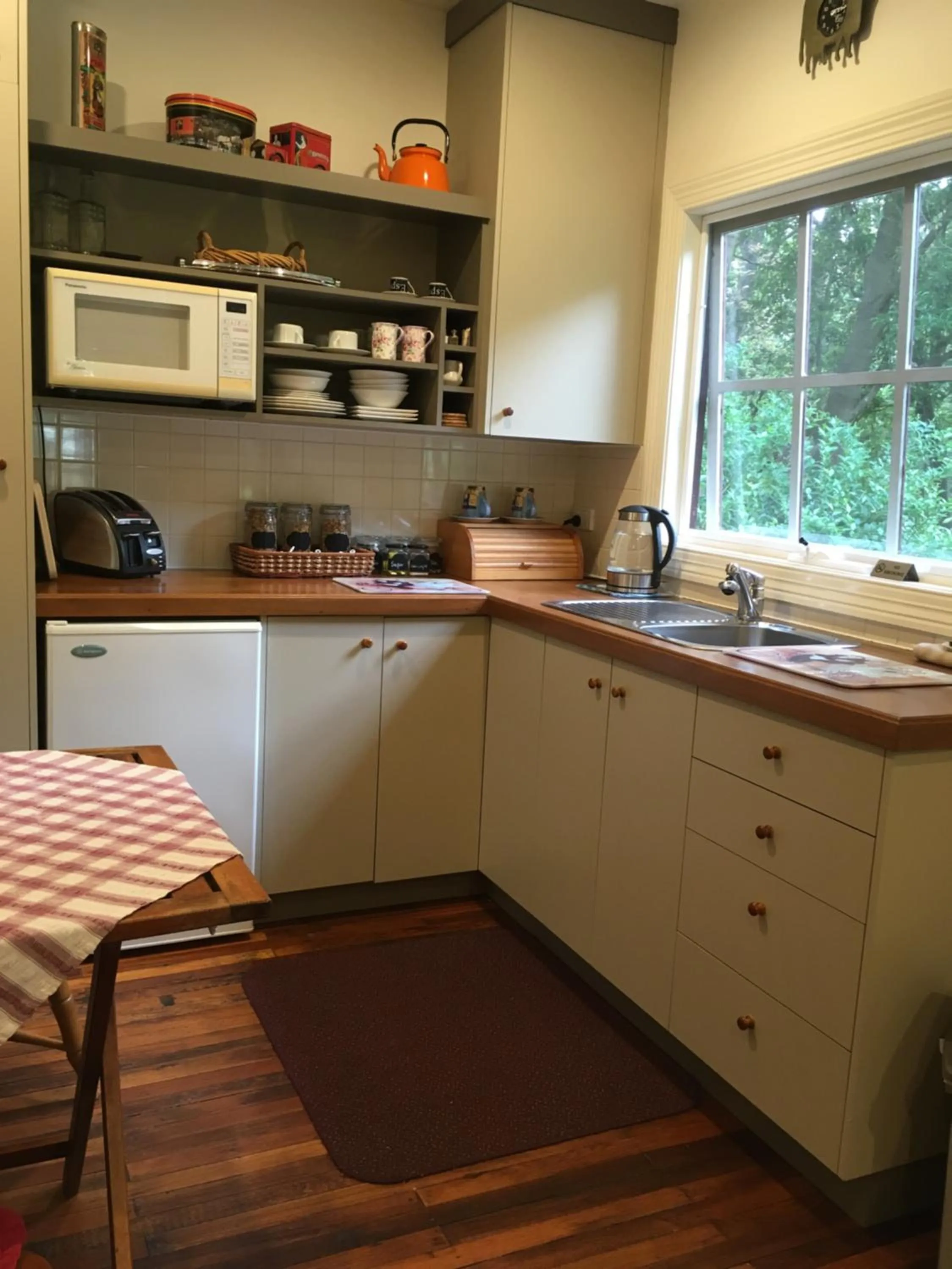 Kitchen or kitchenette in Stone's Throw Cottage Bed and Breakfast