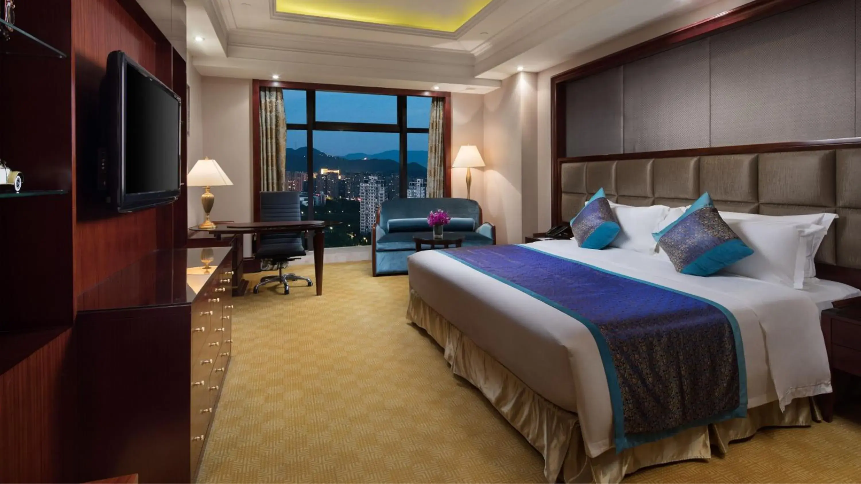 Executive Deluxe Double Room in Crowne Plaza Deqing Moganshan by IHG Executive Deluxe Double Room in Crowne Plaza Deqing Moganshan by IHG