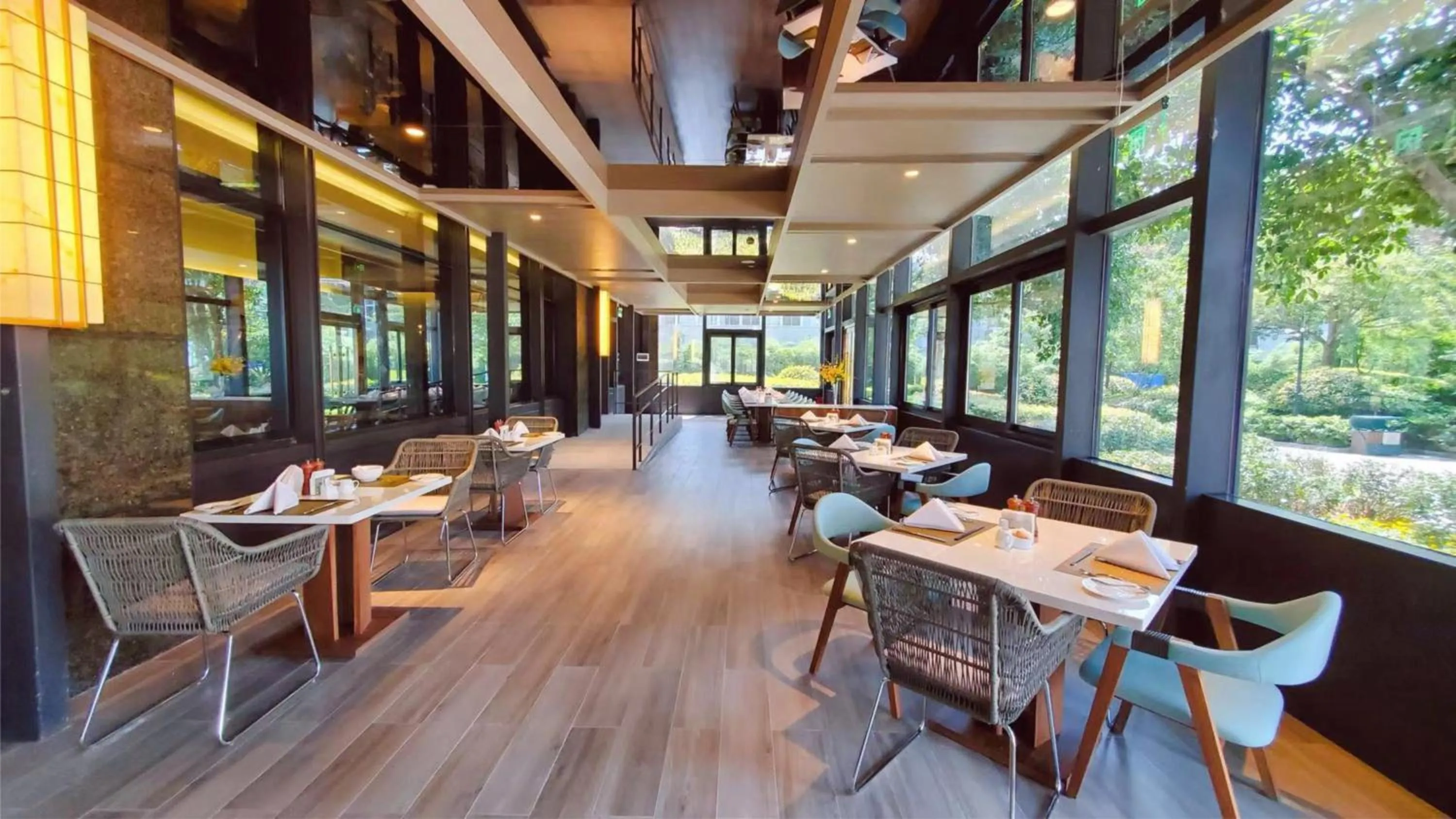 Restaurant/places to eat in Crowne Plaza Deqing Moganshan by IHG