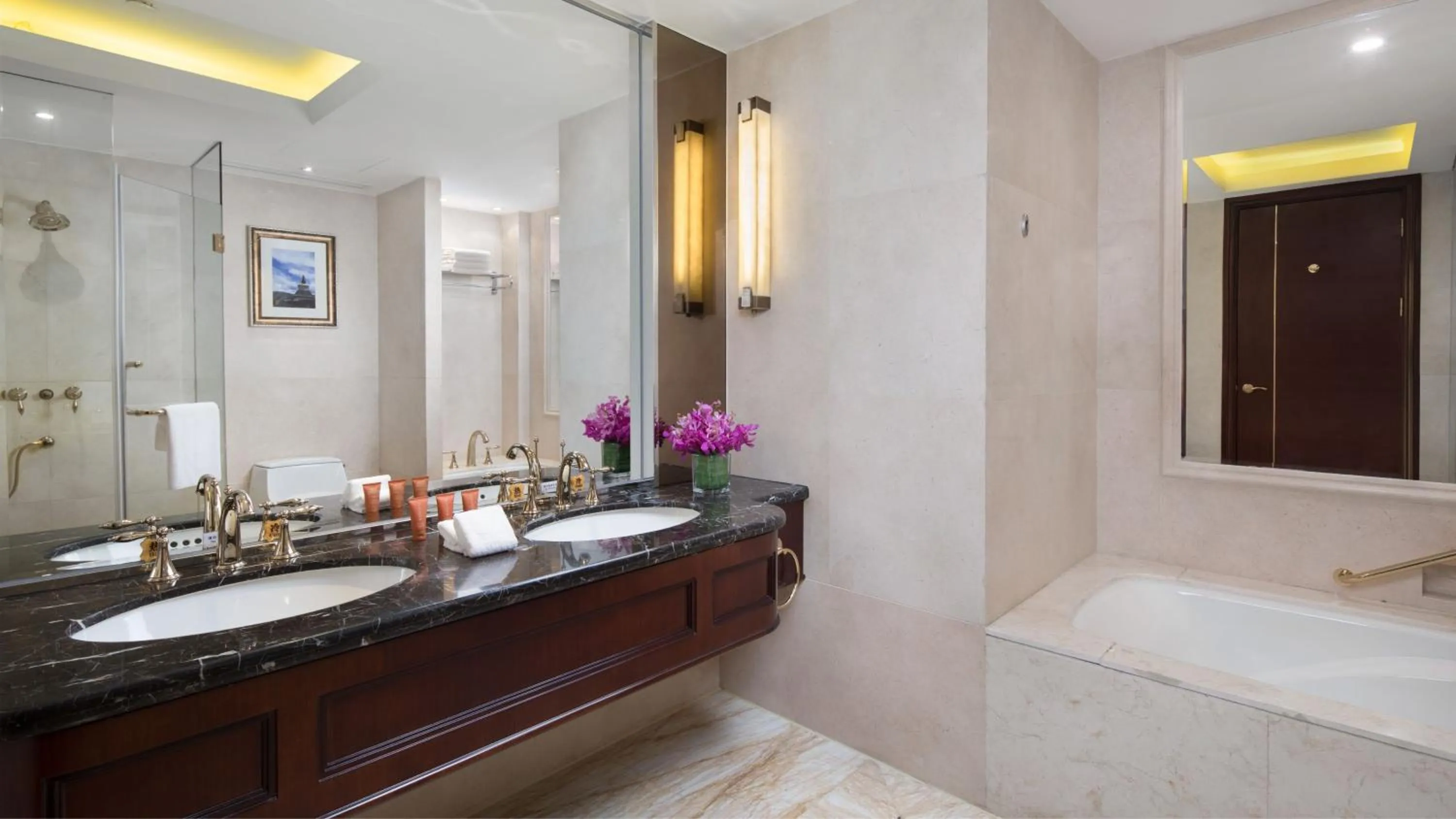 Bathroom in Crowne Plaza Deqing Moganshan by IHG