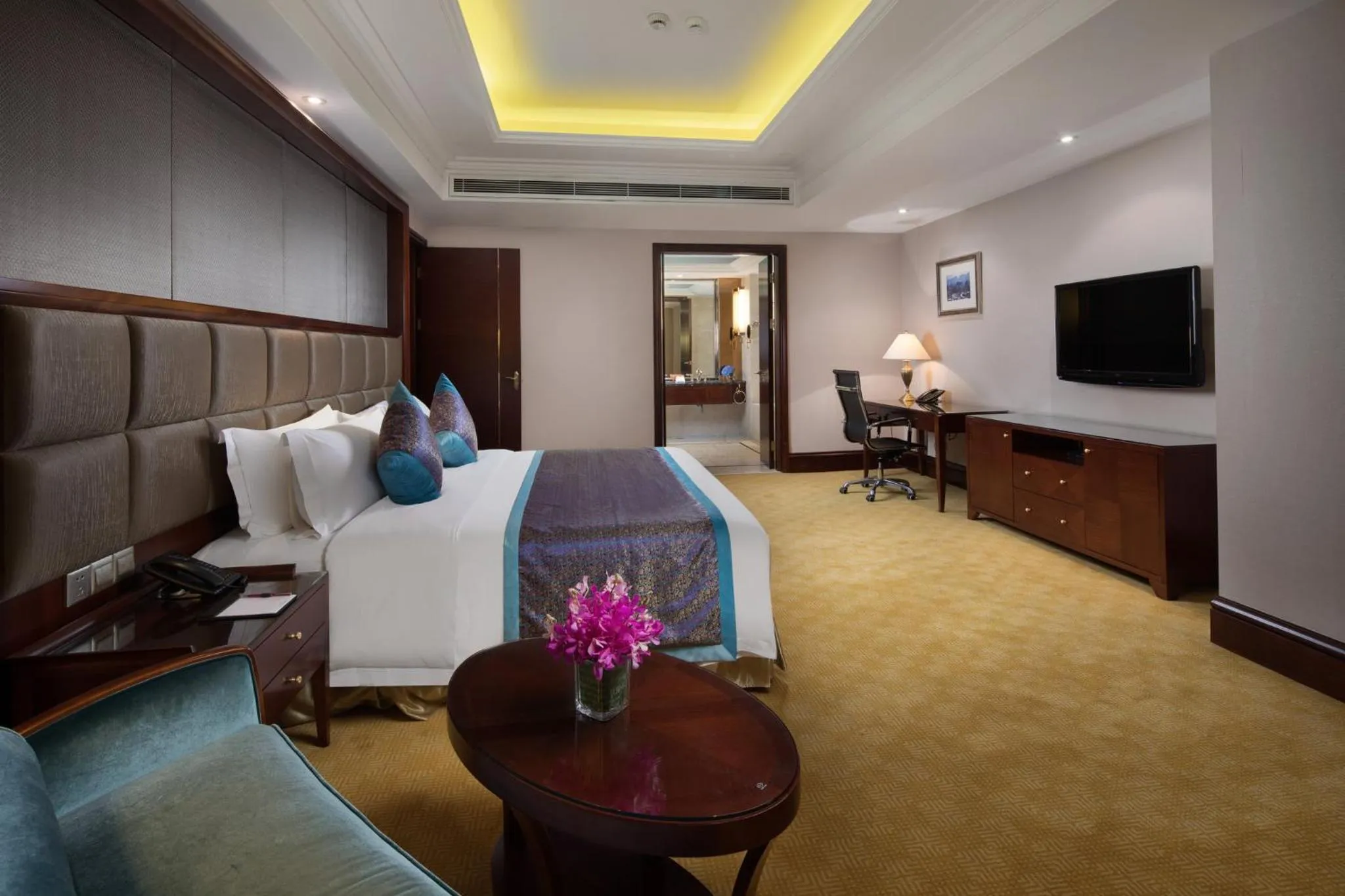 Photo of the whole room in Crowne Plaza Deqing Moganshan by IHG