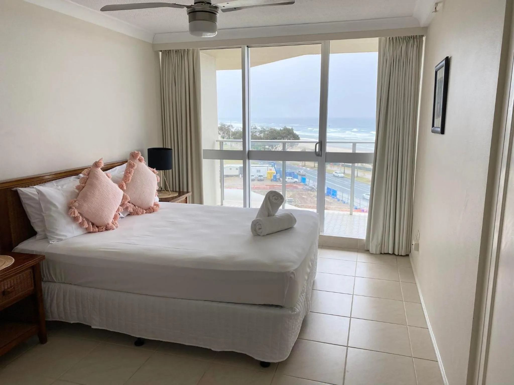 Bed in Hi Surf Beachfront Resort Apartments OFFICIAL SITE