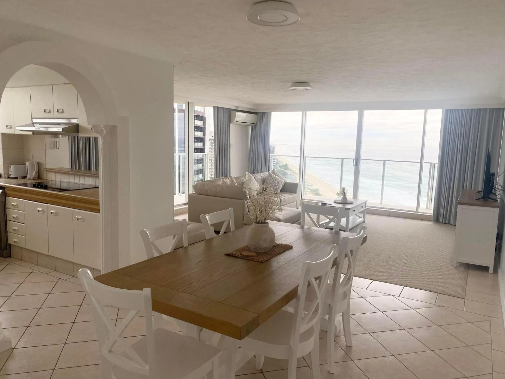 Dining area in Hi Surf Beachfront Resort Apartments OFFICIAL SITE