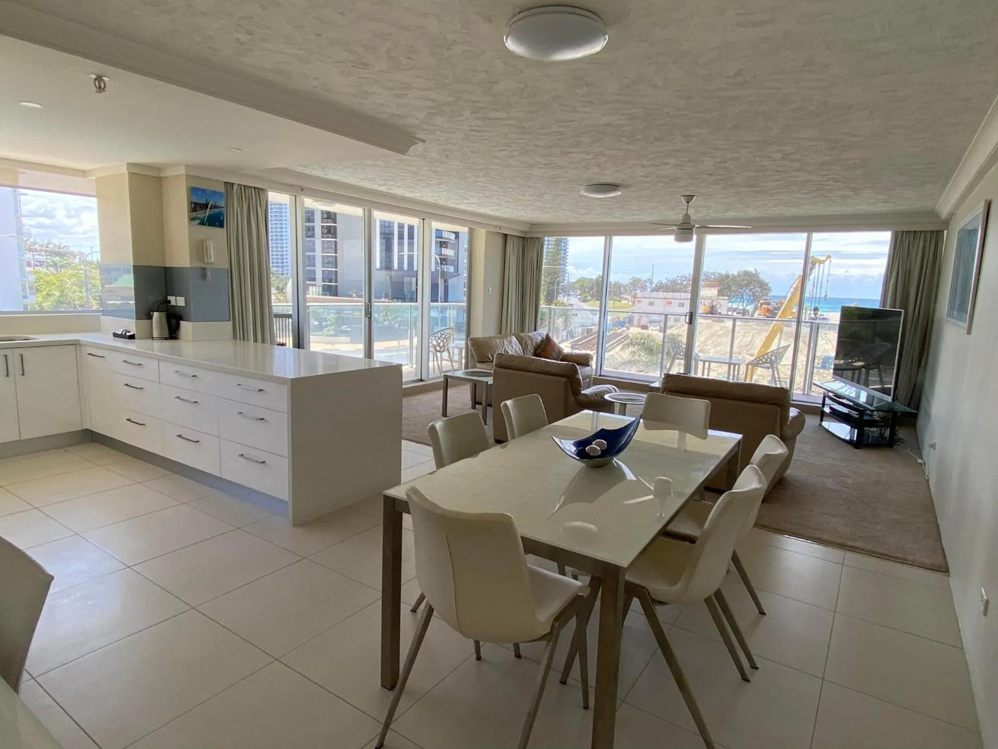 Dining area in Hi Surf Beachfront Resort Apartments OFFICIAL SITE