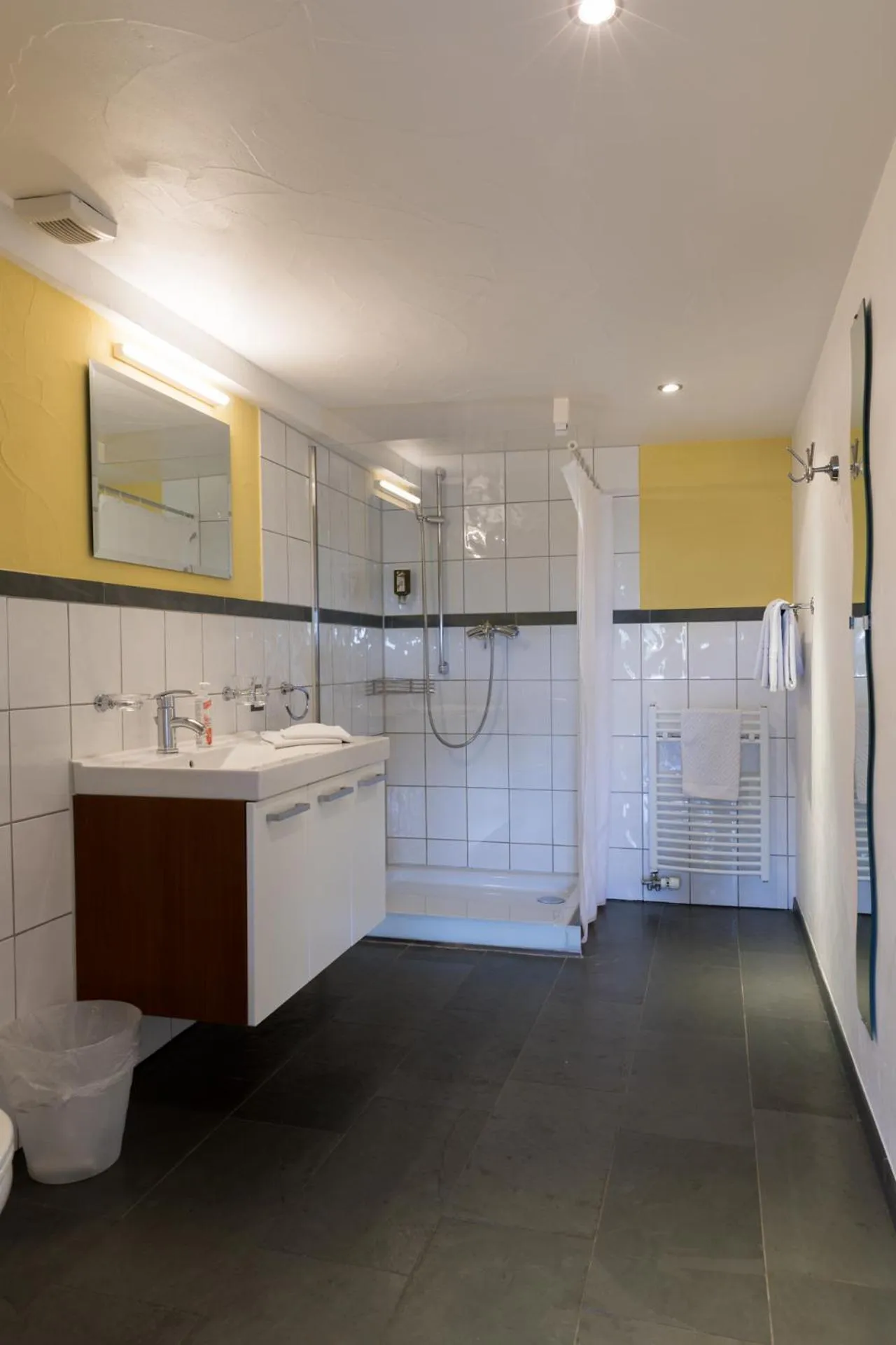 Shower in Bett am Weiher