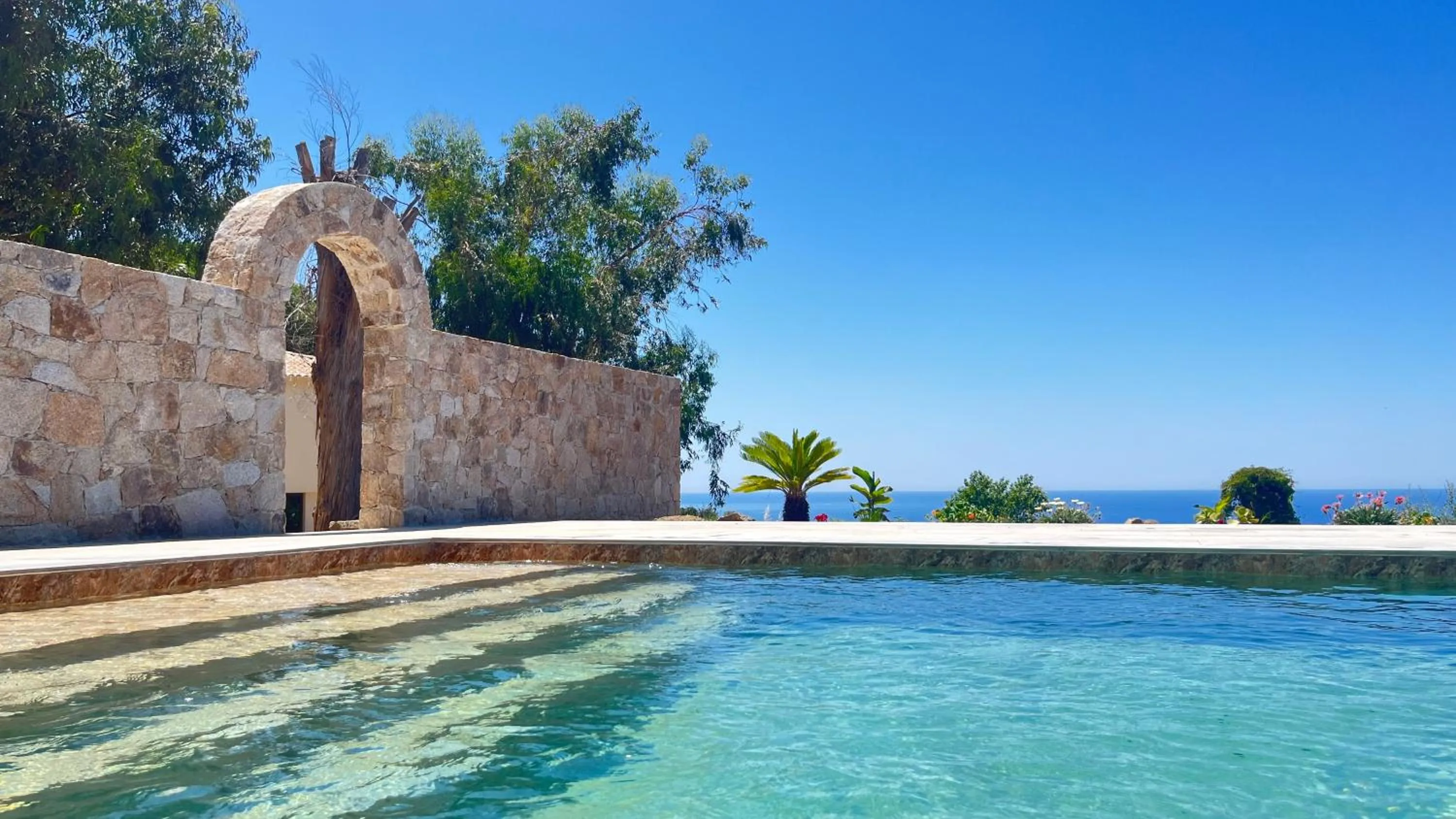 Swimming pool in Auberge Ferayola