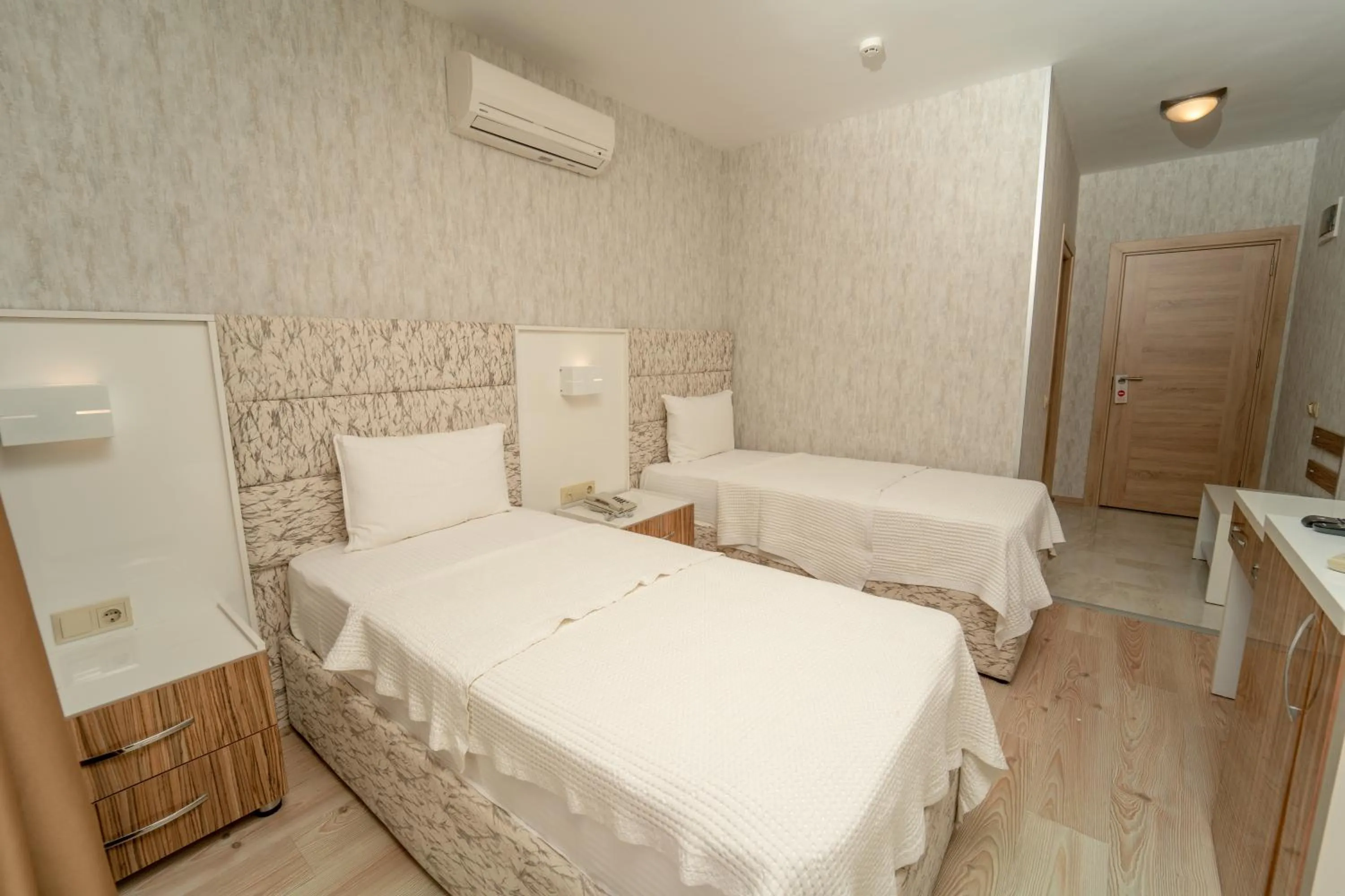 Photo of the whole room, Bed in Twins Hotel Çeşme