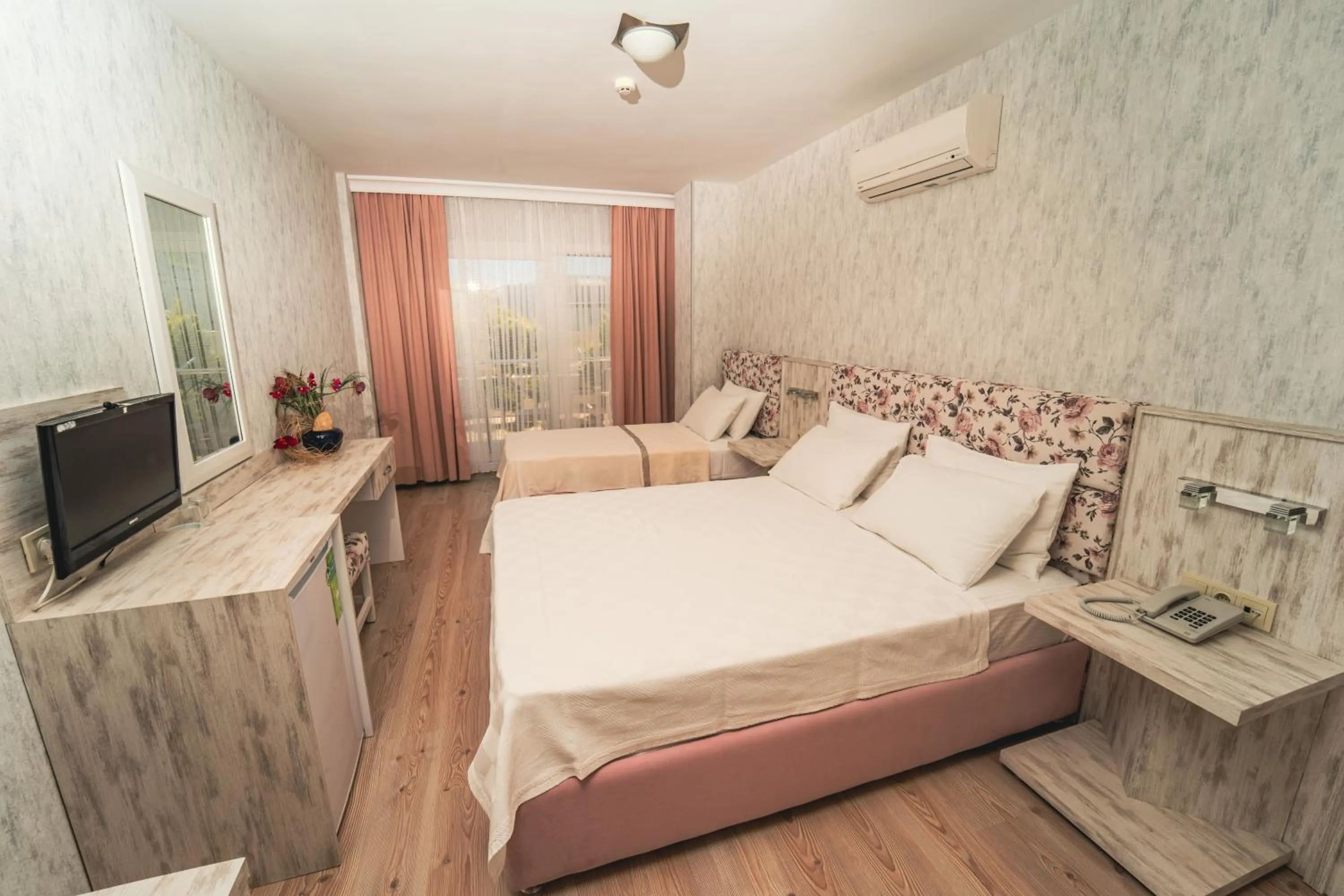 Photo of the whole room, Bed in Twins Hotel Çeşme