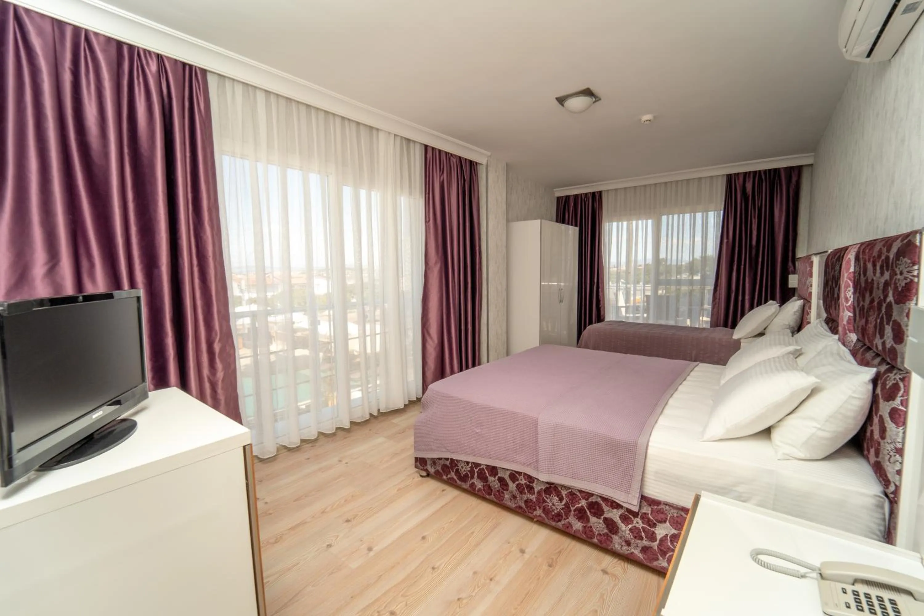 Photo of the whole room, Bed in Twins Hotel Çeşme